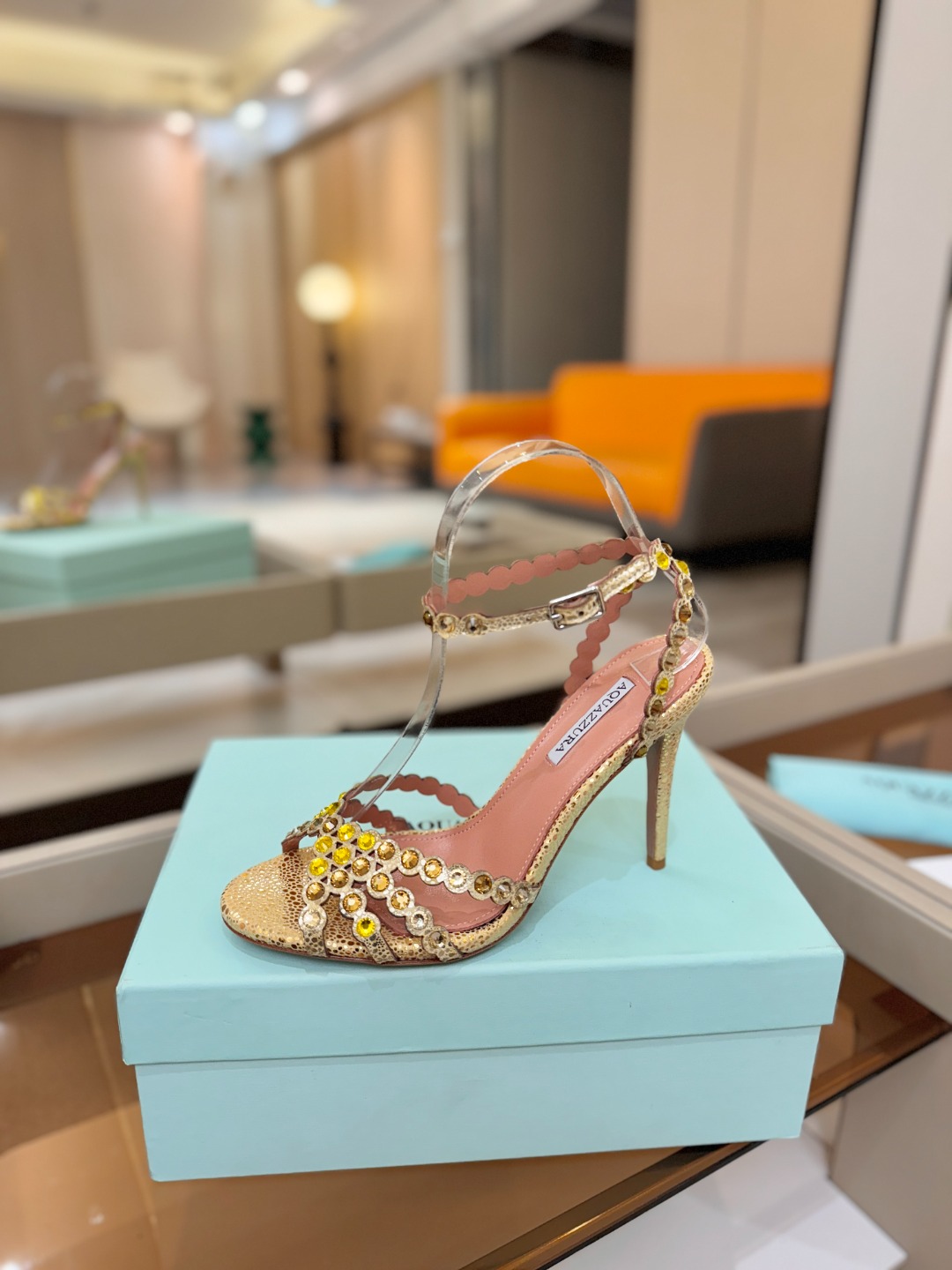 Aquazzura   菠萝   𝐒𝐒  𝐧𝐞𝐰春夏新品高跟凉鞋。满满的钻，超闪 🌸((☀️⥎☀️))🌸