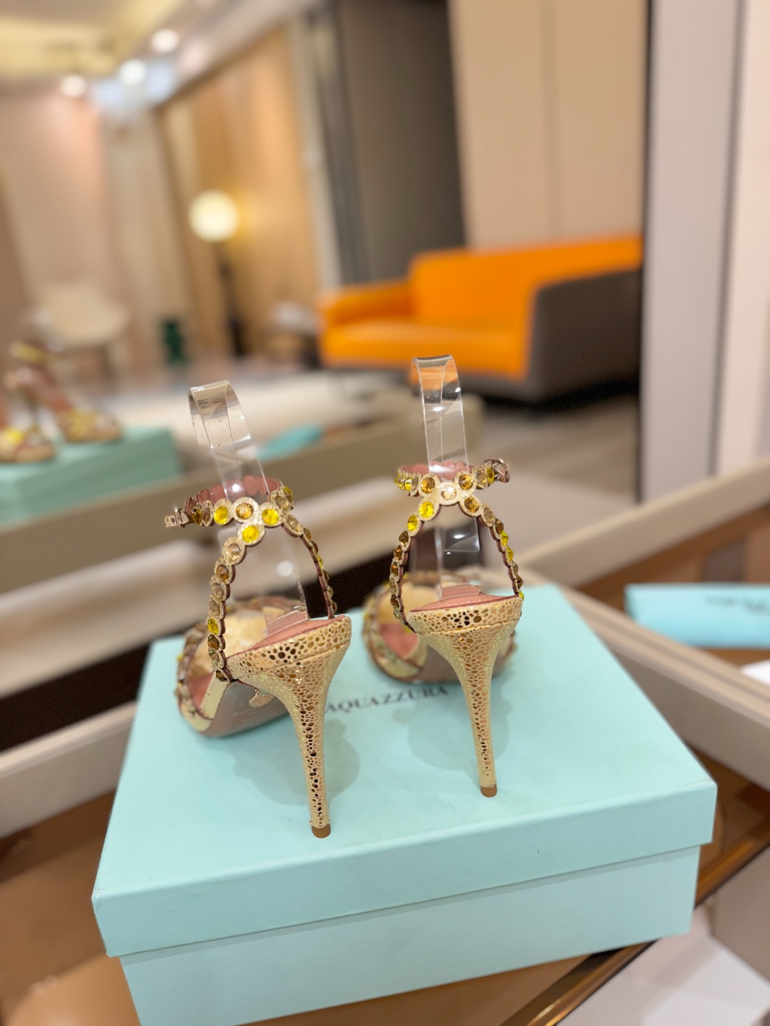 Aquazzura   菠萝   𝐒𝐒  𝐧𝐞𝐰春夏新品高跟凉鞋。满满的钻，超闪 🌸((☀️⥎☀️))🌸