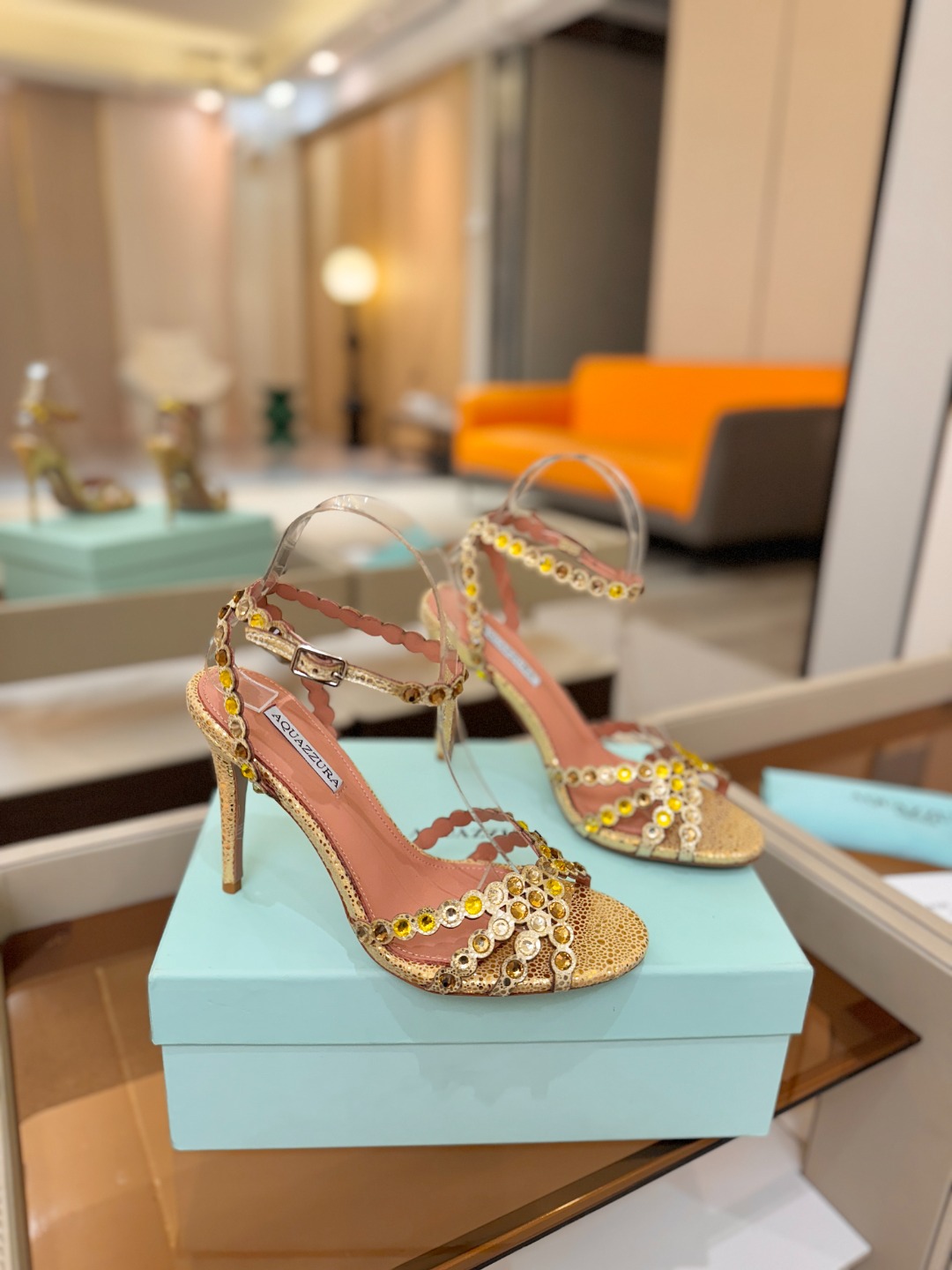 Aquazzura   菠萝   𝐒𝐒  𝐧𝐞𝐰春夏新品高跟凉鞋。满满的钻，超闪 🌸((☀️⥎☀️))🌸