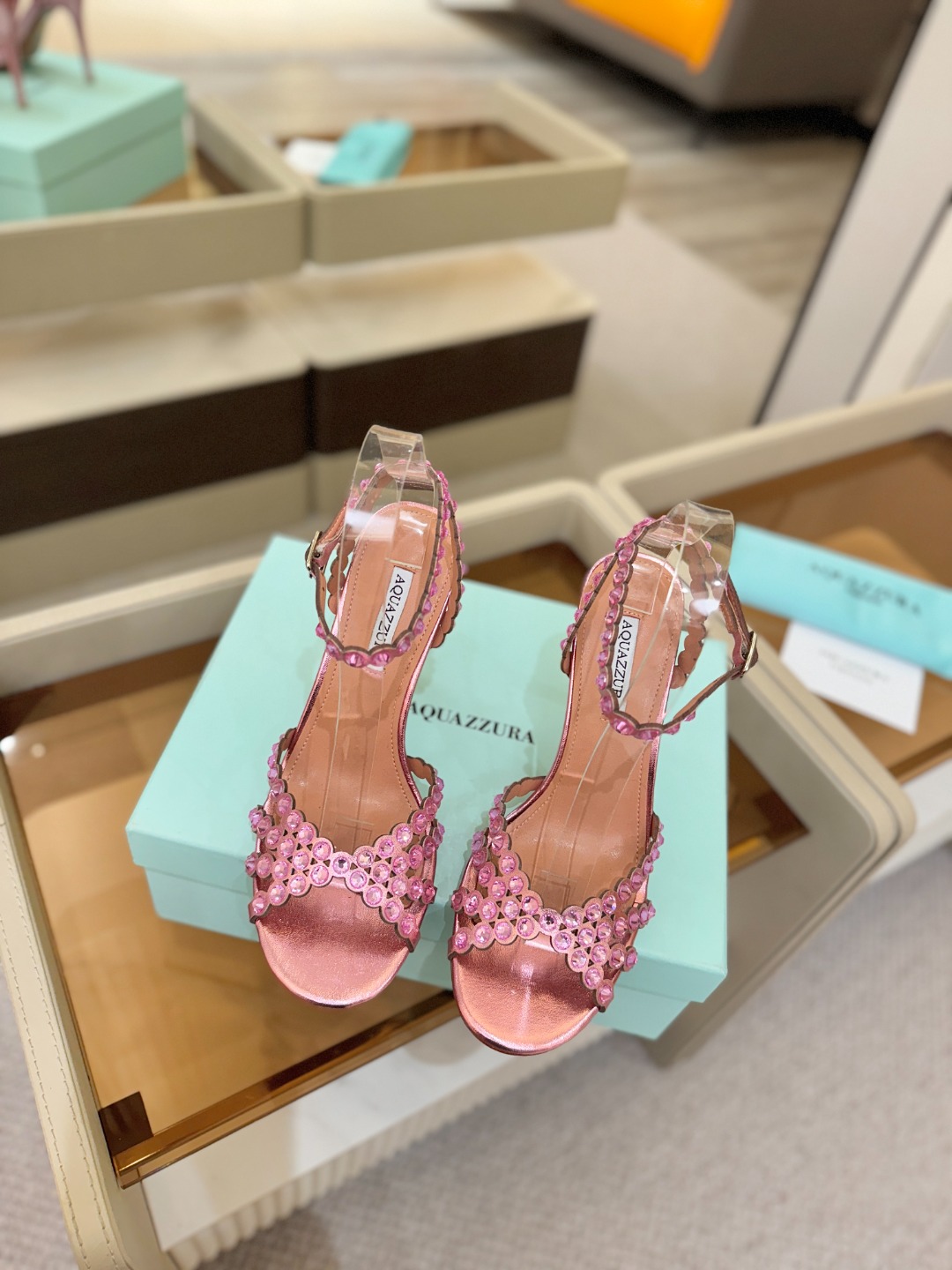 Aquazzura   菠萝   𝐒𝐒  𝐧𝐞𝐰春夏新品高跟凉鞋。满满的钻，超闪 🌸((☀️⥎☀️))🌸
