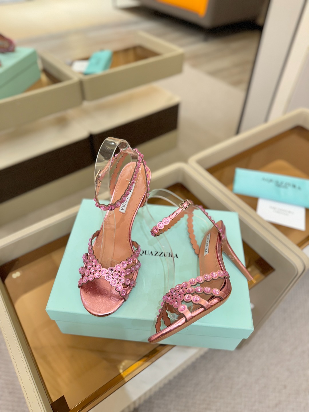 Aquazzura   菠萝   𝐒𝐒  𝐧𝐞𝐰春夏新品高跟凉鞋。满满的钻，超闪 🌸((☀️⥎☀️))🌸
