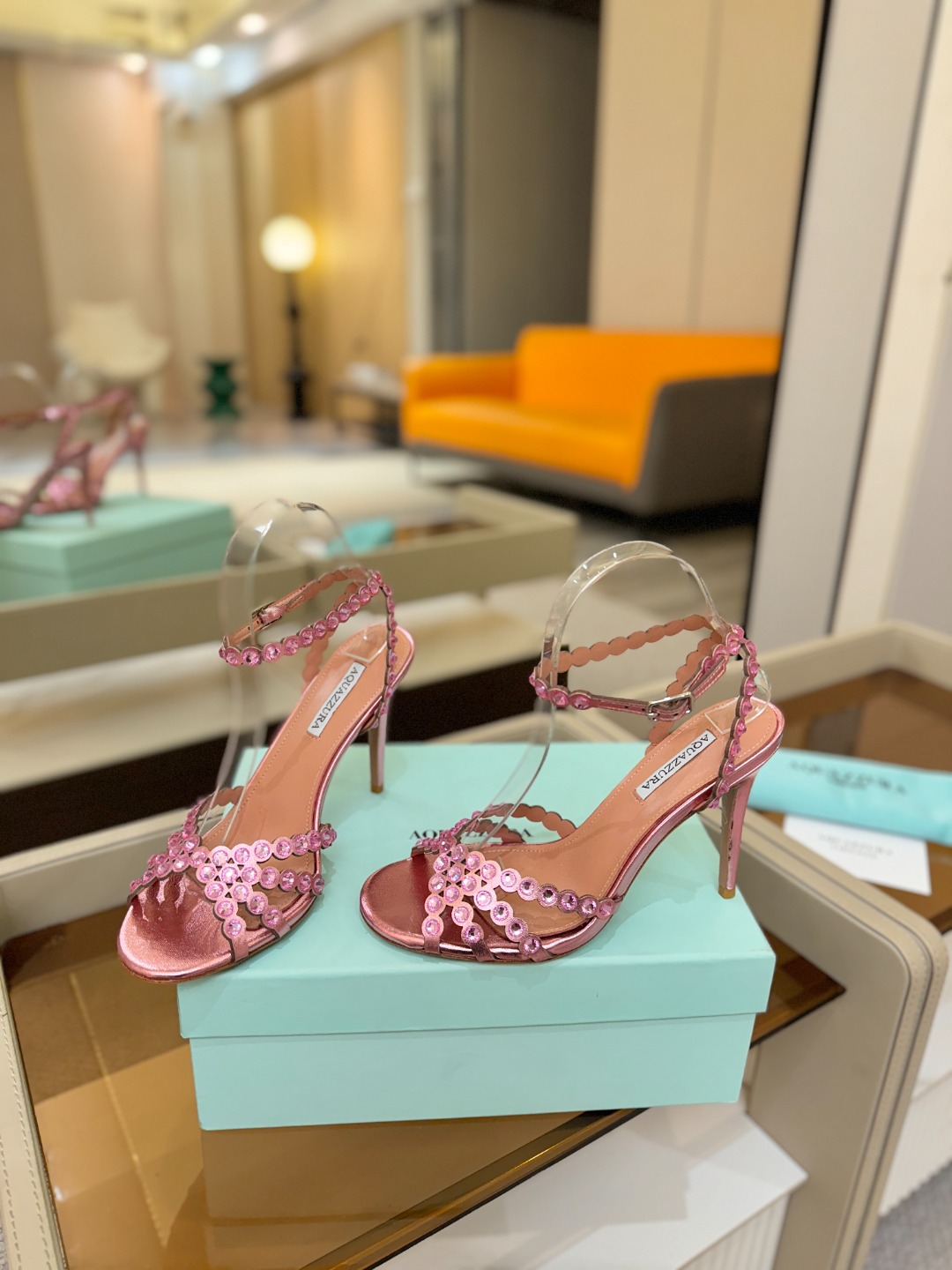 Aquazzura   菠萝   𝐒𝐒  𝐧𝐞𝐰春夏新品高跟凉鞋。满满的钻，超闪 🌸((☀️⥎☀️))🌸
