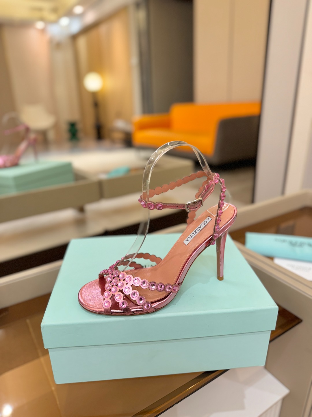 Aquazzura   菠萝   𝐒𝐒  𝐧𝐞𝐰春夏新品高跟凉鞋。满满的钻，超闪 🌸((☀️⥎☀️))🌸