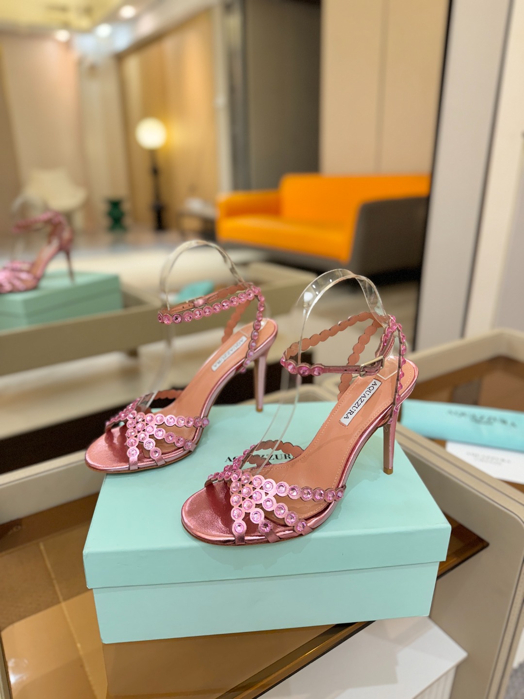 Aquazzura   菠萝   𝐒𝐒  𝐧𝐞𝐰春夏新品高跟凉鞋。满满的钻，超闪 🌸((☀️⥎☀️))🌸