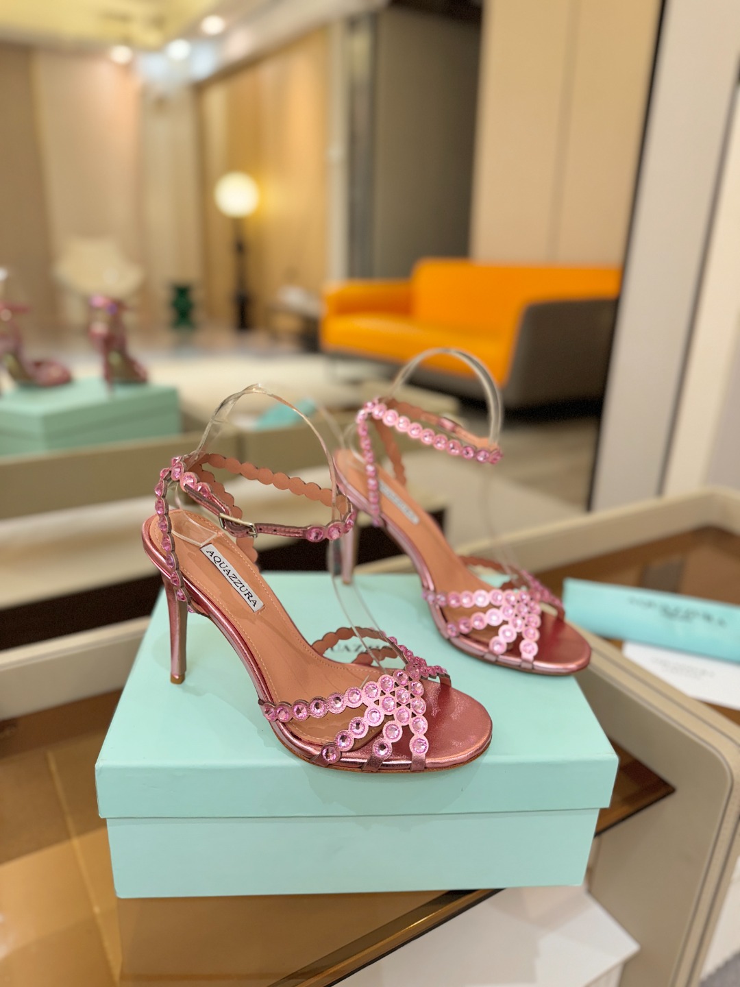 Aquazzura   菠萝   𝐒𝐒  𝐧𝐞𝐰春夏新品高跟凉鞋。满满的钻，超闪 🌸((☀️⥎☀️))🌸