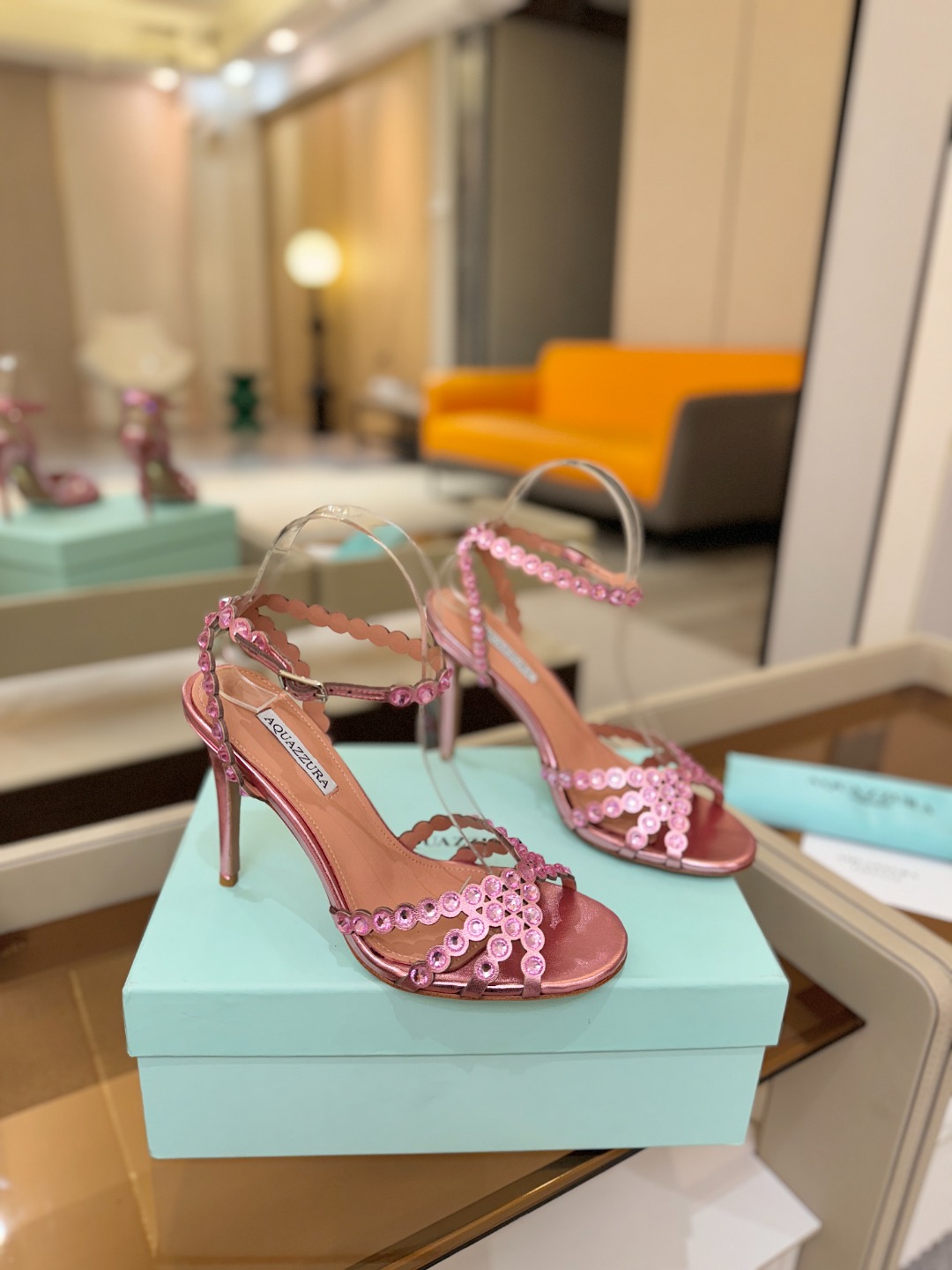 Aquazzura   菠萝   𝐒𝐒  𝐧𝐞𝐰春夏新品高跟凉鞋。满满的钻，超闪 🌸((☀️⥎☀️))🌸