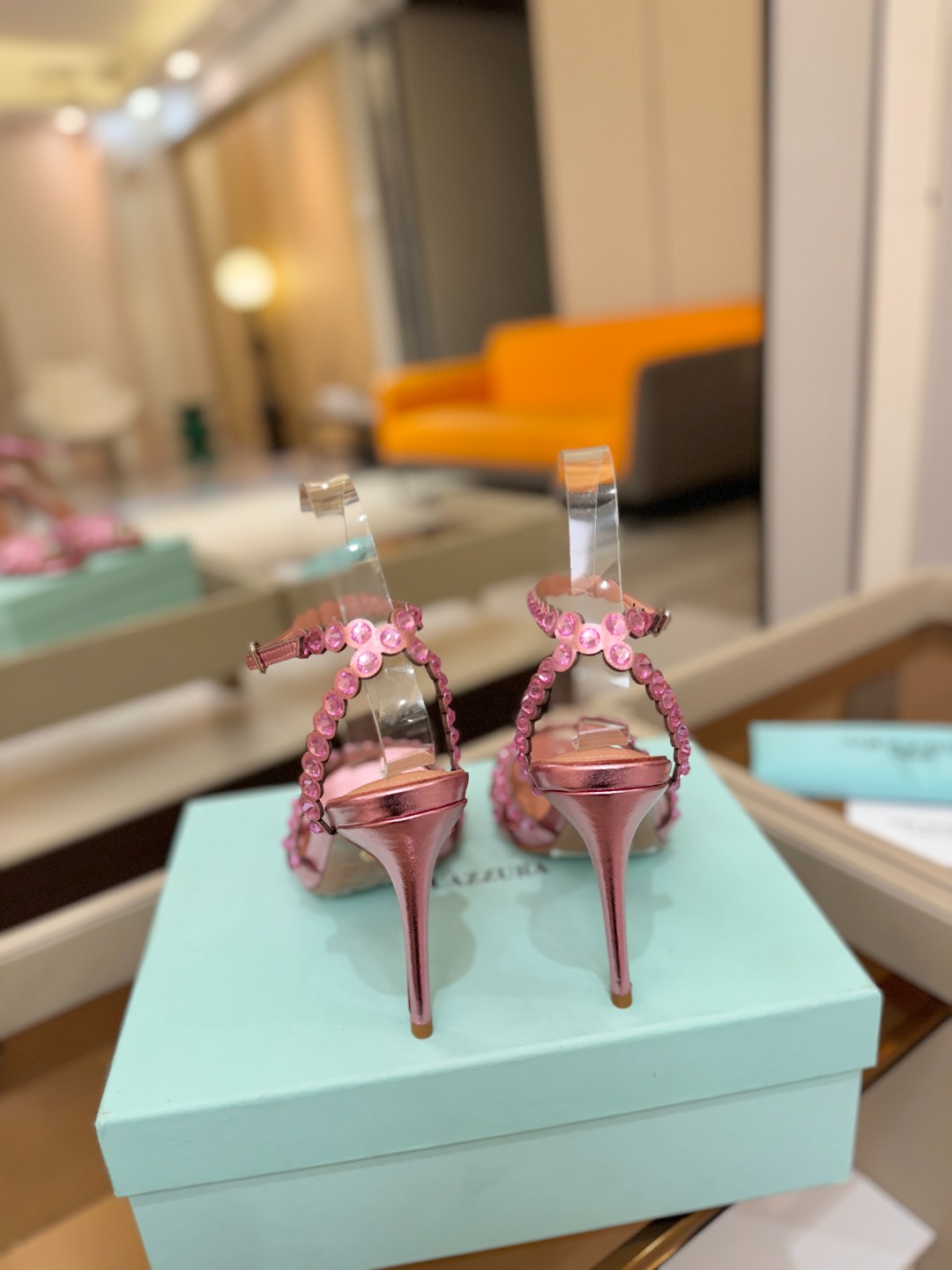 Aquazzura   菠萝   𝐒𝐒  𝐧𝐞𝐰春夏新品高跟凉鞋。满满的钻，超闪 🌸((☀️⥎☀️))🌸