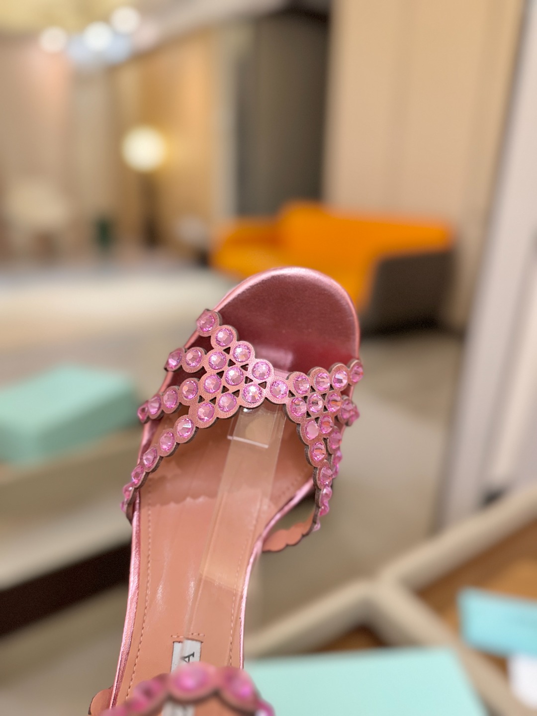 Aquazzura   菠萝   𝐒𝐒  𝐧𝐞𝐰春夏新品高跟凉鞋。满满的钻，超闪 🌸((☀️⥎☀️))🌸