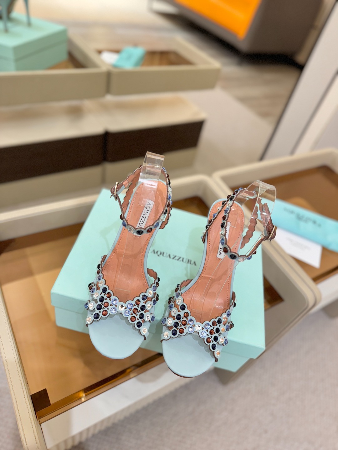 Aquazzura   菠萝   𝐒𝐒  𝐧𝐞𝐰春夏新品高跟凉鞋。满满的钻，超闪 🌸((☀️⥎☀️))🌸