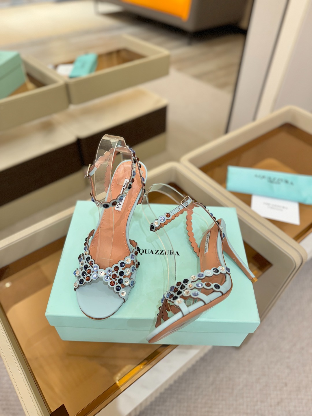 Aquazzura   菠萝   𝐒𝐒  𝐧𝐞𝐰春夏新品高跟凉鞋。满满的钻，超闪 🌸((☀️⥎☀️))🌸