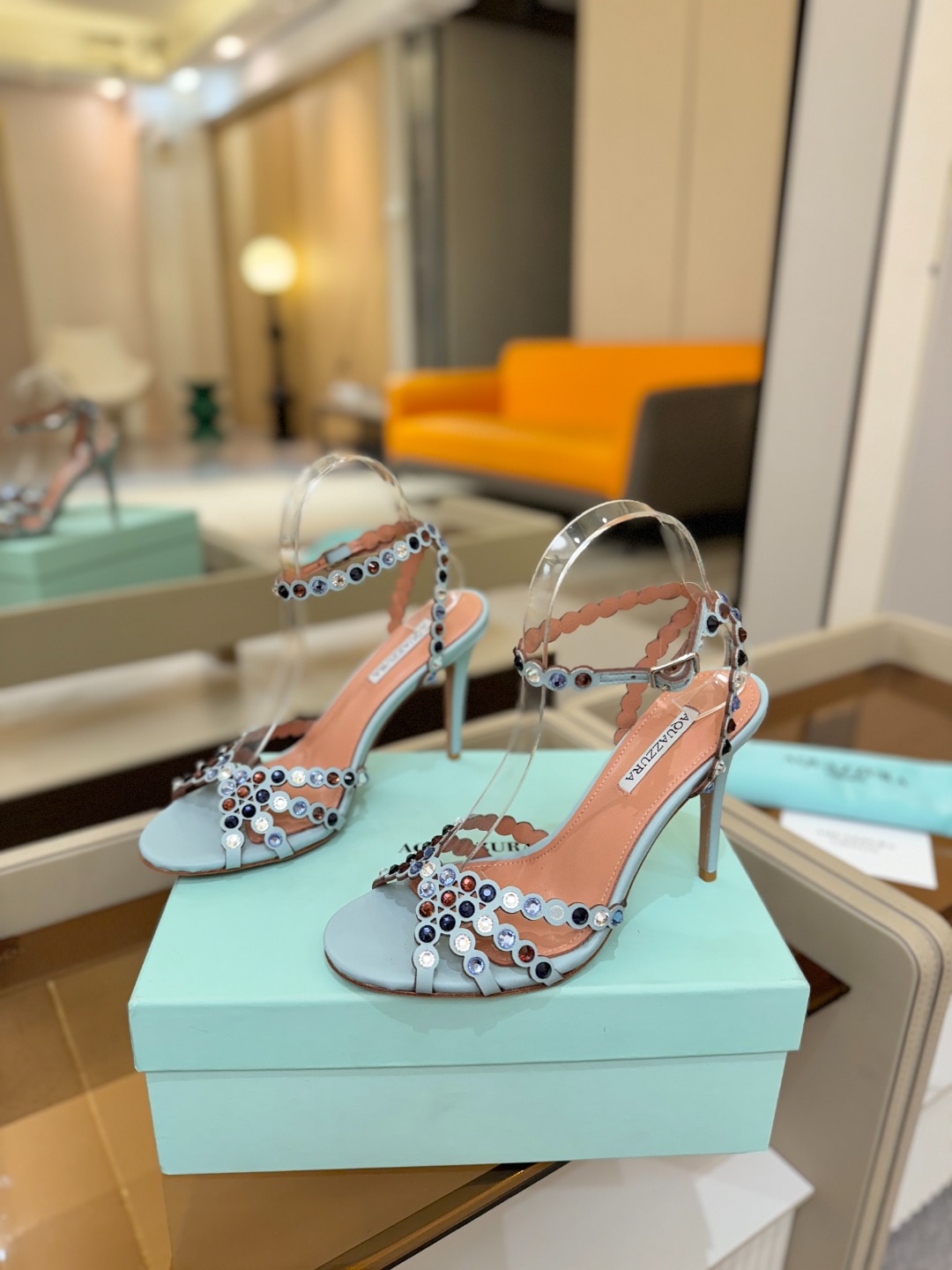 Aquazzura   菠萝   𝐒𝐒  𝐧𝐞𝐰春夏新品高跟凉鞋。满满的钻，超闪 🌸((☀️⥎☀️))🌸