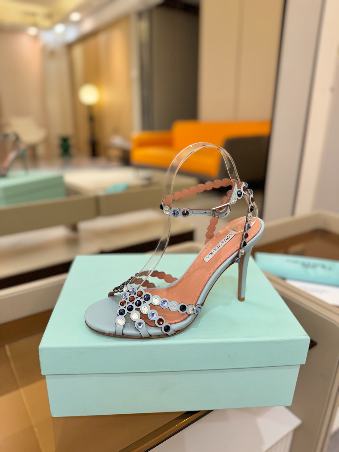 Aquazzura   菠萝   𝐒𝐒  𝐧𝐞𝐰春夏新品高跟凉鞋。满满的钻，超闪 🌸((☀️⥎☀️))🌸