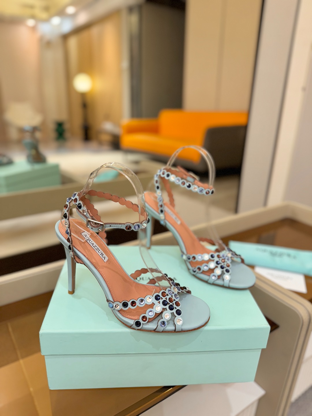 Aquazzura   菠萝   𝐒𝐒  𝐧𝐞𝐰春夏新品高跟凉鞋。满满的钻，超闪 🌸((☀️⥎☀️))🌸