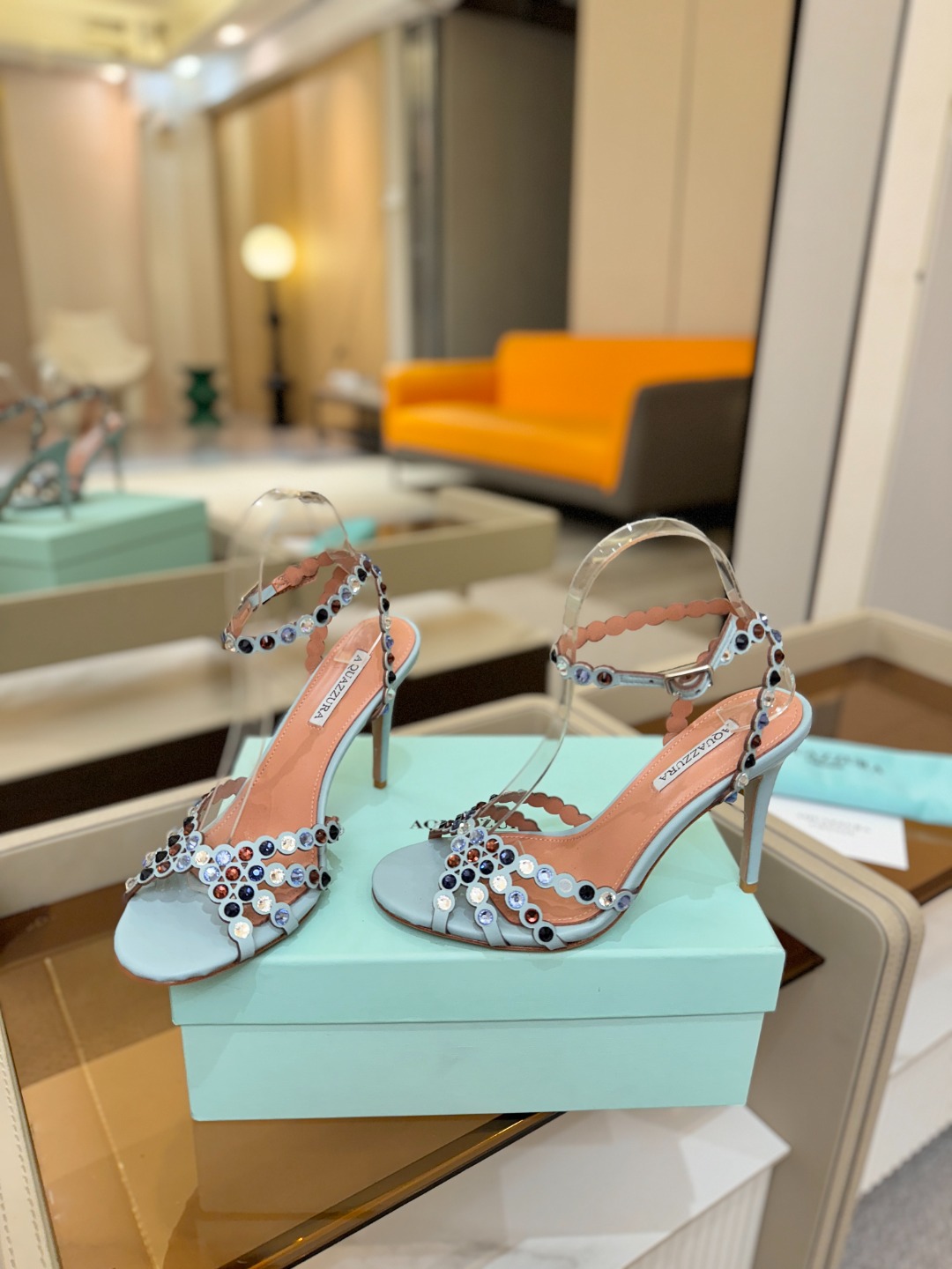 Aquazzura   菠萝   𝐒𝐒  𝐧𝐞𝐰春夏新品高跟凉鞋。满满的钻，超闪 🌸((☀️⥎☀️))🌸