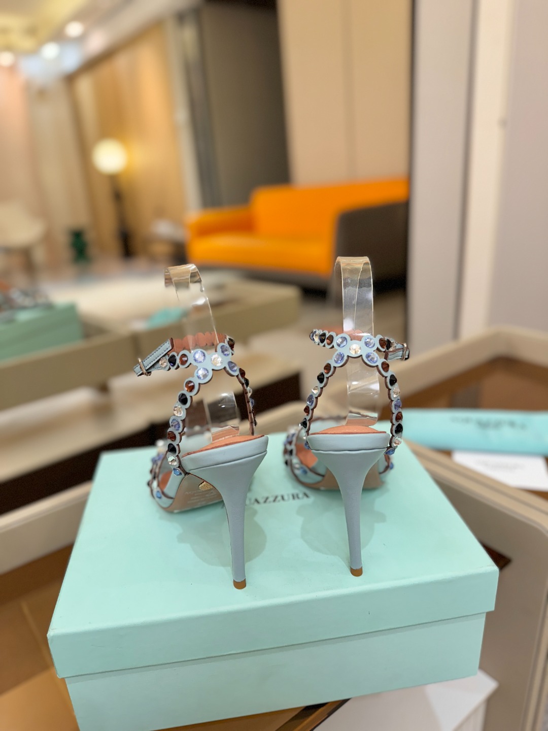 Aquazzura   菠萝   𝐒𝐒  𝐧𝐞𝐰春夏新品高跟凉鞋。满满的钻，超闪 🌸((☀️⥎☀️))🌸