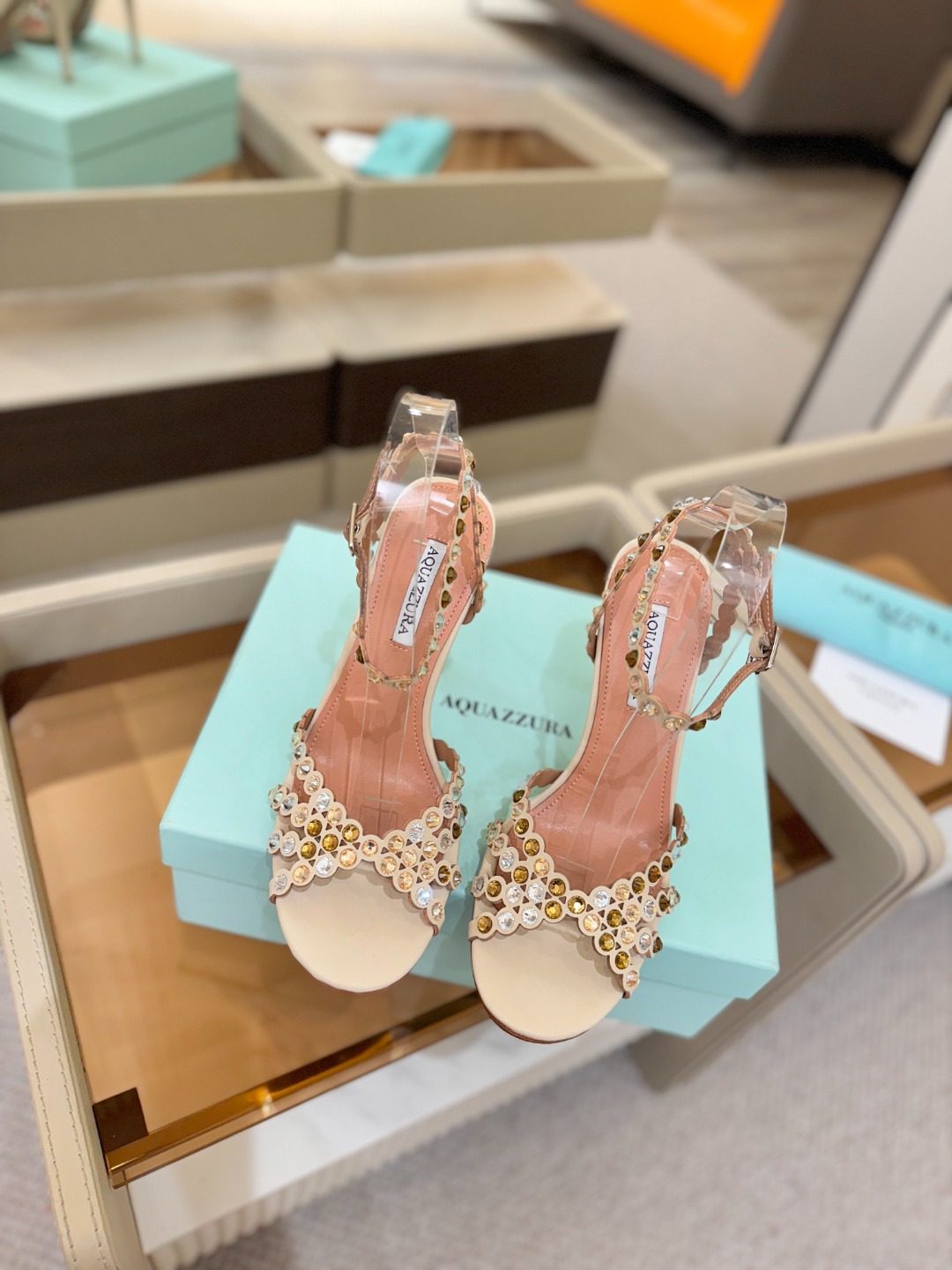 Aquazzura   菠萝   𝐒𝐒  𝐧𝐞𝐰春夏新品高跟凉鞋。满满的钻，超闪 🌸((☀️⥎☀️))🌸