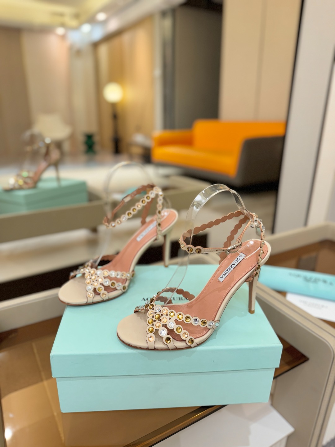 Aquazzura   菠萝   𝐒𝐒  𝐧𝐞𝐰春夏新品高跟凉鞋。满满的钻，超闪 🌸((☀️⥎☀️))🌸