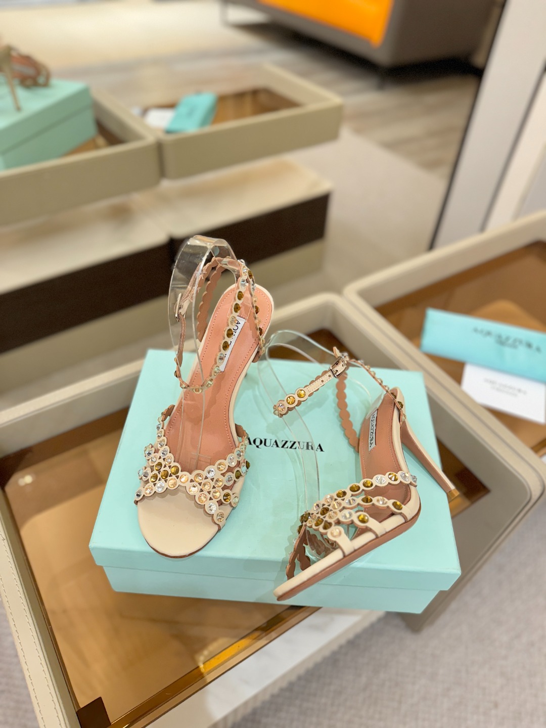 Aquazzura   菠萝   𝐒𝐒  𝐧𝐞𝐰春夏新品高跟凉鞋。满满的钻，超闪 🌸((☀️⥎☀️))🌸