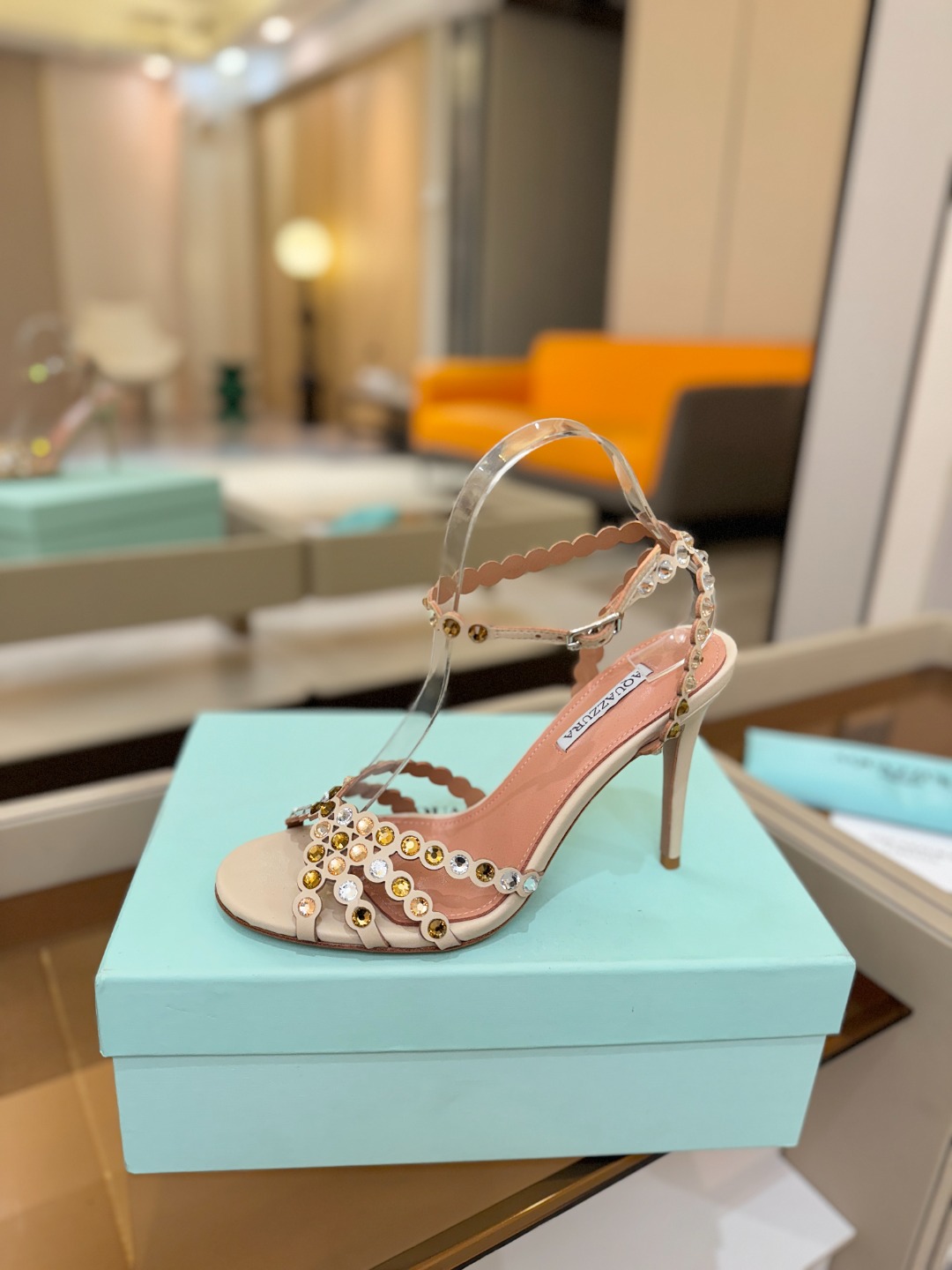 Aquazzura   菠萝   𝐒𝐒  𝐧𝐞𝐰春夏新品高跟凉鞋。满满的钻，超闪 🌸((☀️⥎☀️))🌸
