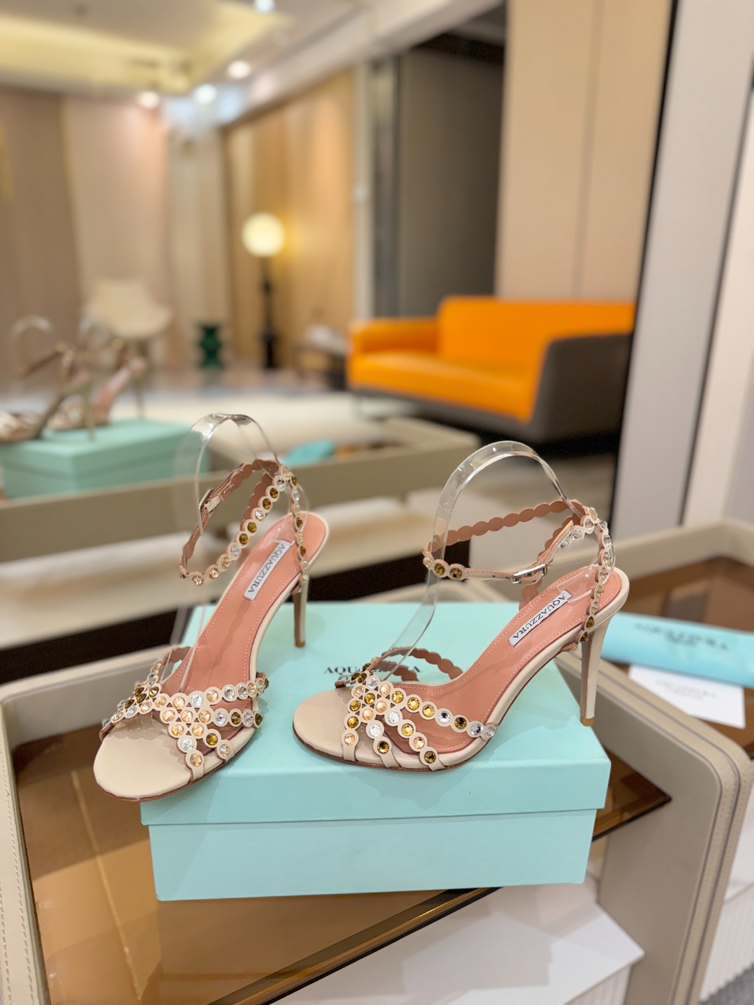 Aquazzura   菠萝   𝐒𝐒  𝐧𝐞𝐰春夏新品高跟凉鞋。满满的钻，超闪 🌸((☀️⥎☀️))🌸