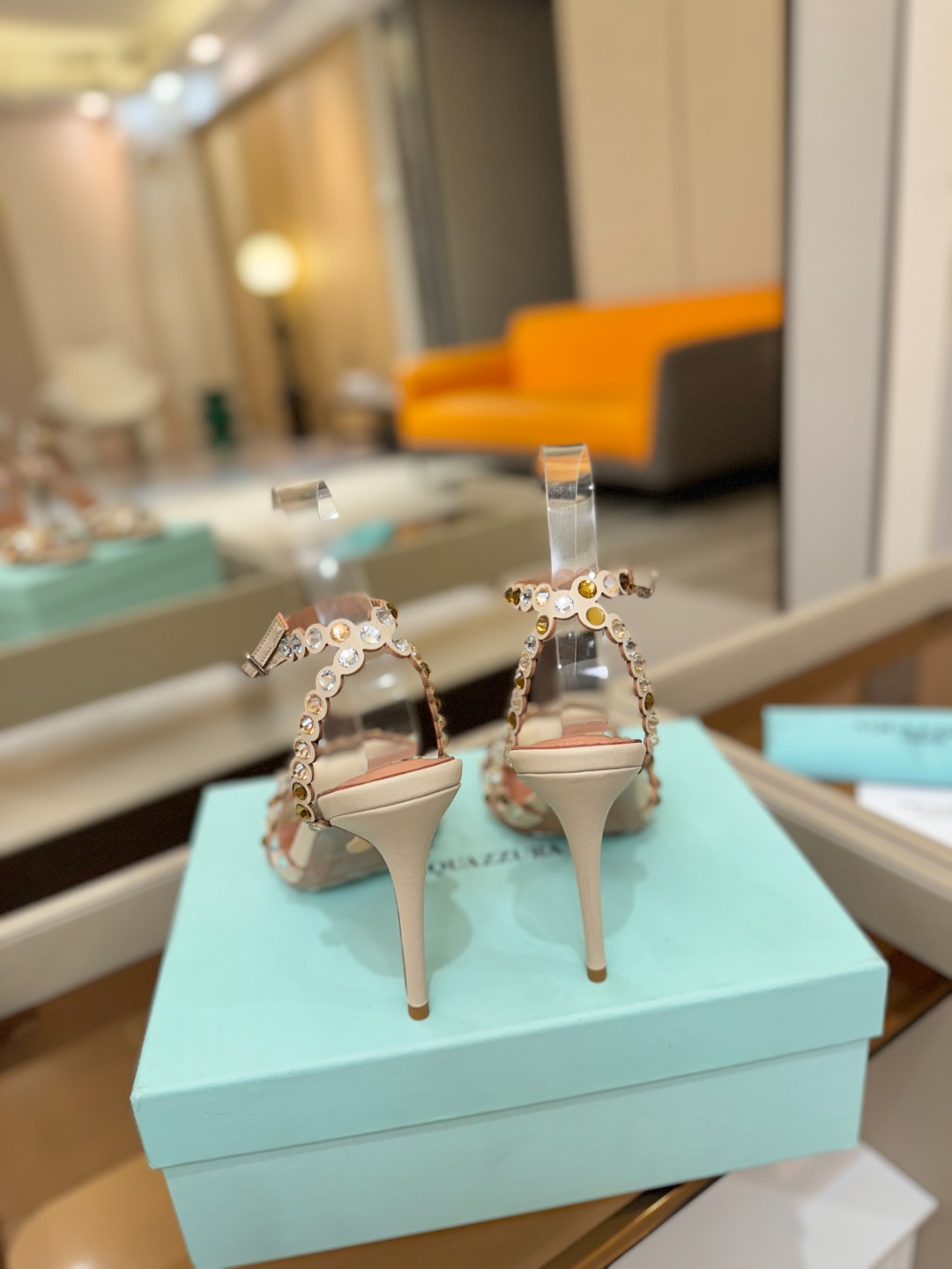 Aquazzura   菠萝   𝐒𝐒  𝐧𝐞𝐰春夏新品高跟凉鞋。满满的钻，超闪 🌸((☀️⥎☀️))🌸