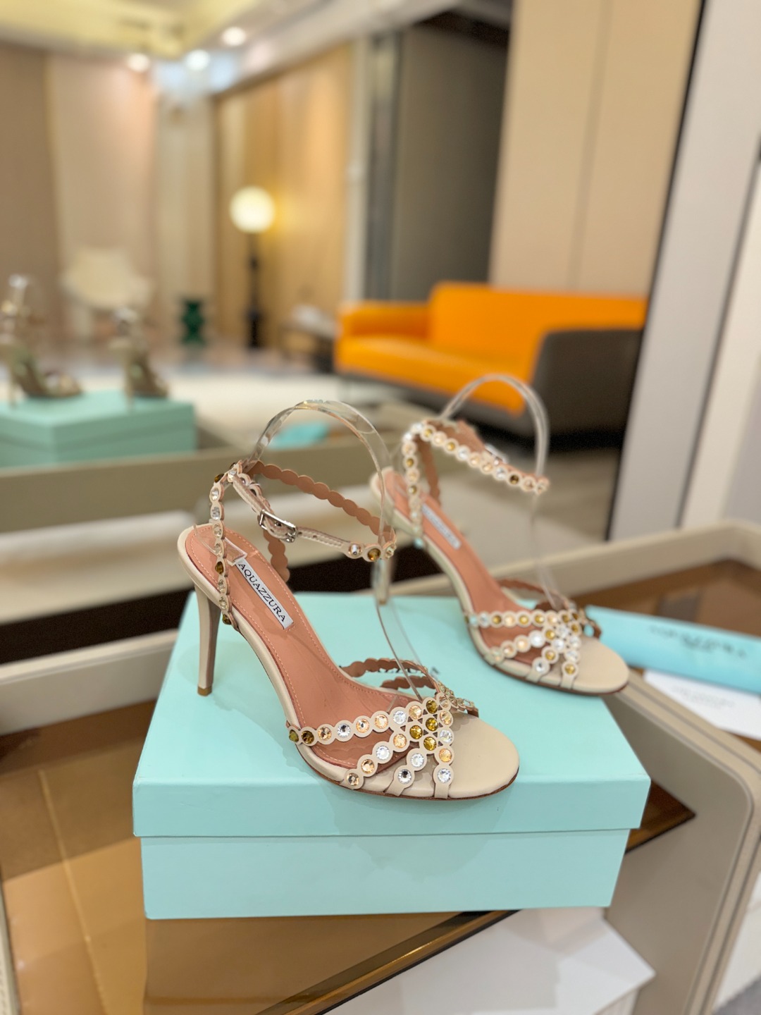 Aquazzura   菠萝   𝐒𝐒  𝐧𝐞𝐰春夏新品高跟凉鞋。满满的钻，超闪 🌸((☀️⥎☀️))🌸