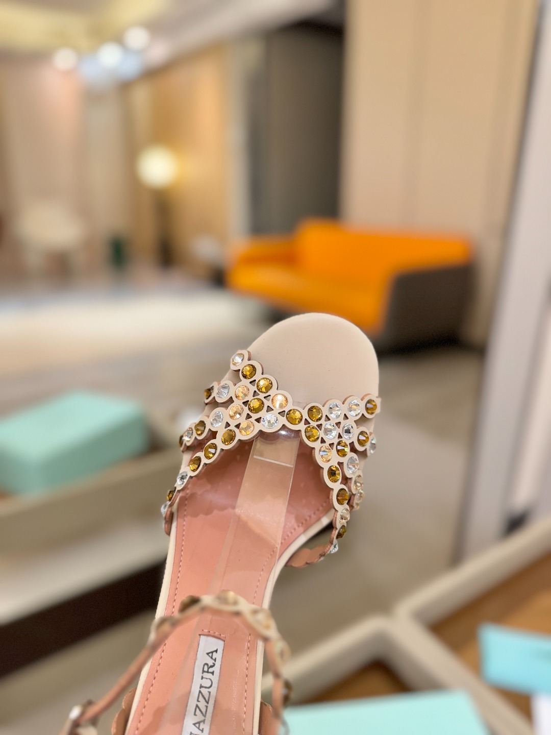 Aquazzura   菠萝   𝐒𝐒  𝐧𝐞𝐰春夏新品高跟凉鞋。满满的钻，超闪 🌸((☀️⥎☀️))🌸