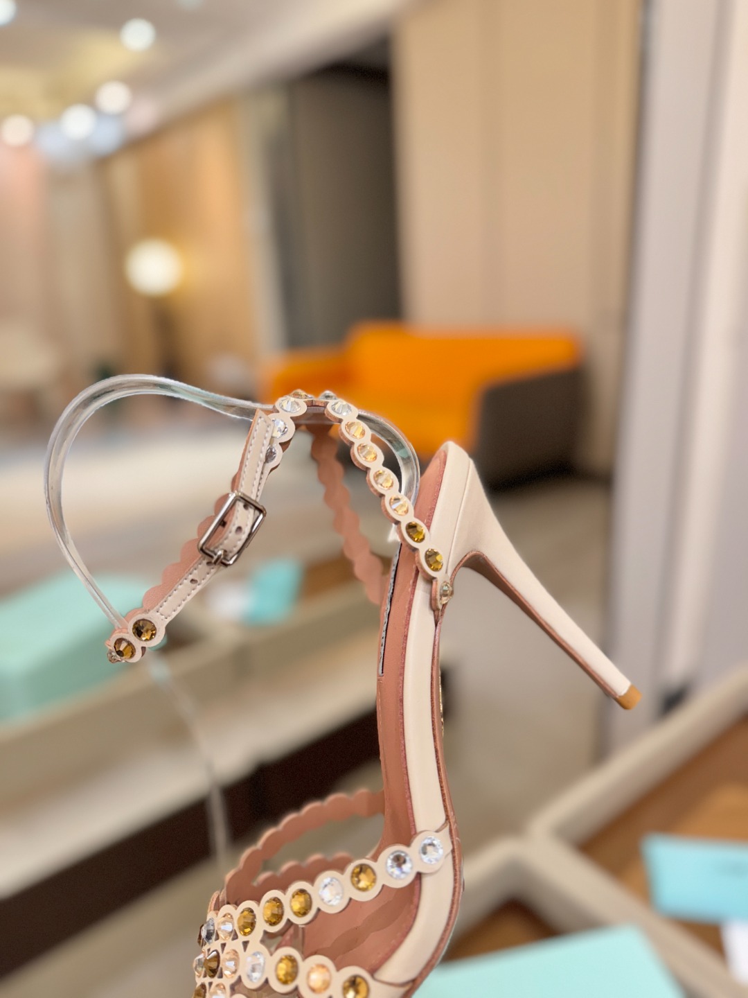 Aquazzura   菠萝   𝐒𝐒  𝐧𝐞𝐰春夏新品高跟凉鞋。满满的钻，超闪 🌸((☀️⥎☀️))🌸