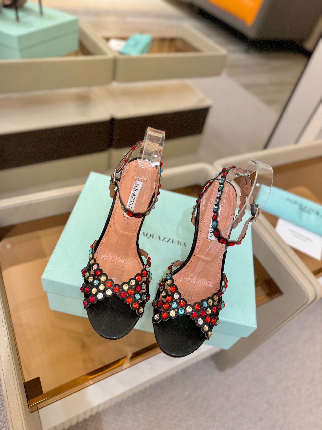 Aquazzura   菠萝   𝐒𝐒  𝐧𝐞𝐰春夏新品高跟凉鞋。满满的钻，超闪 🌸((☀️⥎☀️))🌸