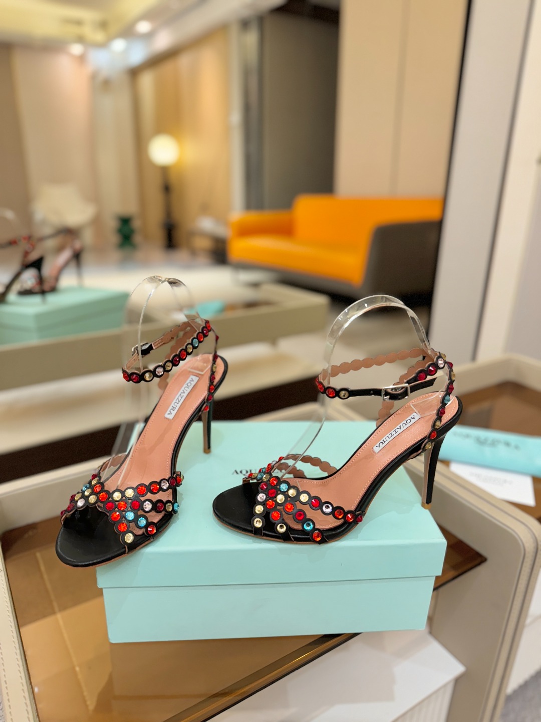 Aquazzura   菠萝   𝐒𝐒  𝐧𝐞𝐰春夏新品高跟凉鞋。满满的钻，超闪 🌸((☀️⥎☀️))🌸