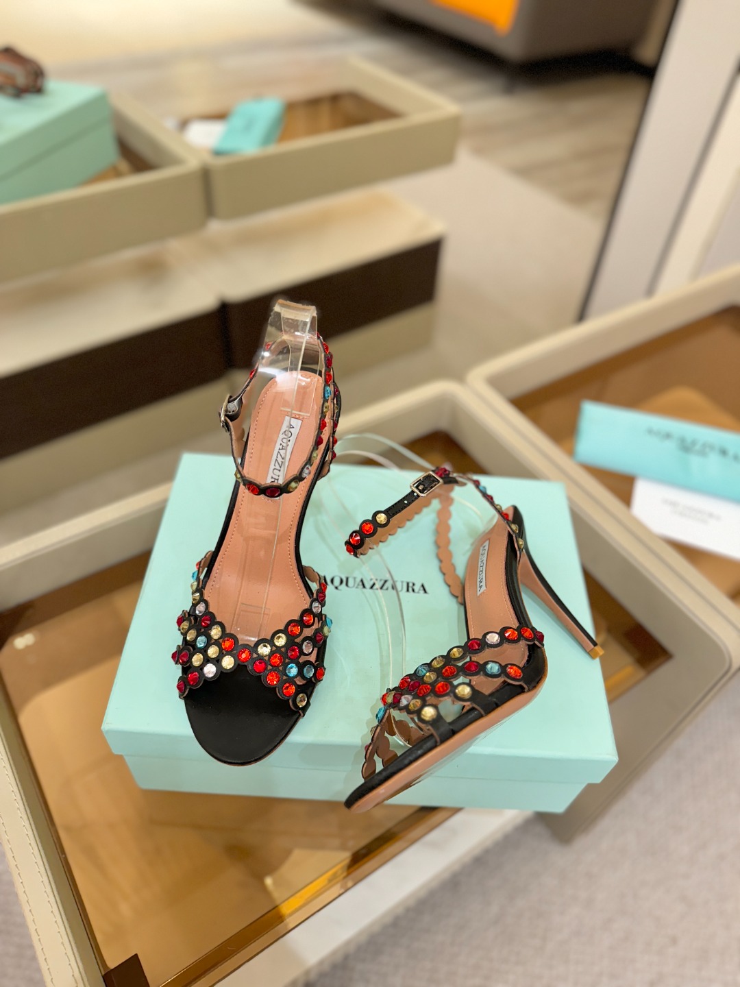 Aquazzura   菠萝   𝐒𝐒  𝐧𝐞𝐰春夏新品高跟凉鞋。满满的钻，超闪 🌸((☀️⥎☀️))🌸