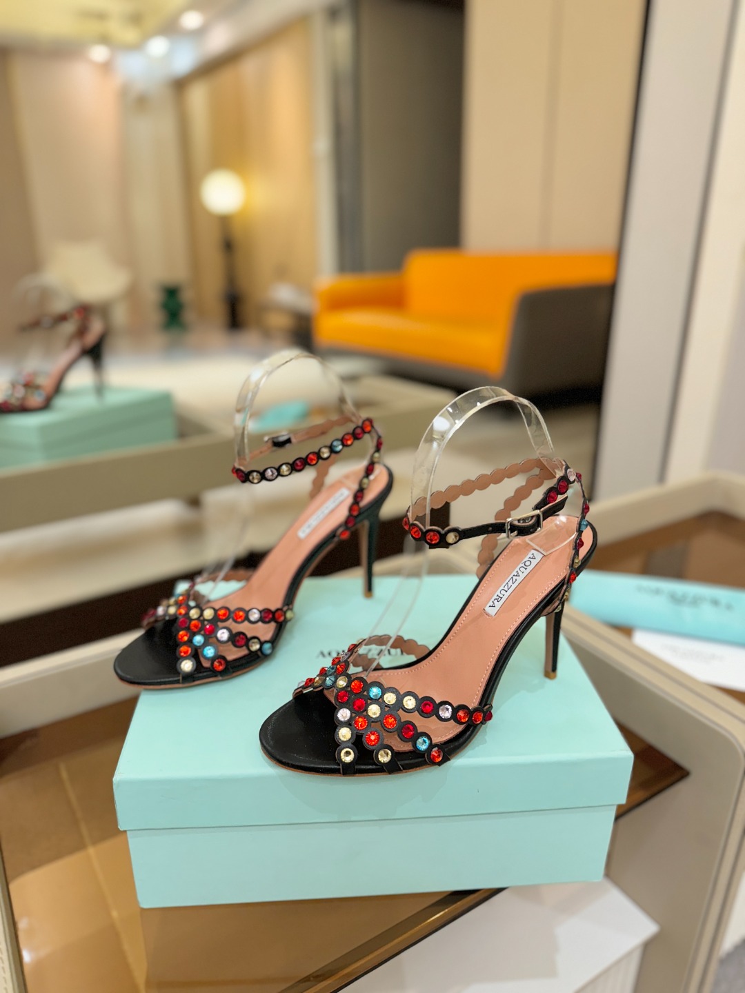 Aquazzura   菠萝   𝐒𝐒  𝐧𝐞𝐰春夏新品高跟凉鞋。满满的钻，超闪 🌸((☀️⥎☀️))🌸