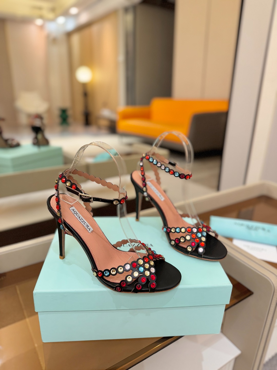 Aquazzura   菠萝   𝐒𝐒  𝐧𝐞𝐰春夏新品高跟凉鞋。满满的钻，超闪 🌸((☀️⥎☀️))🌸
