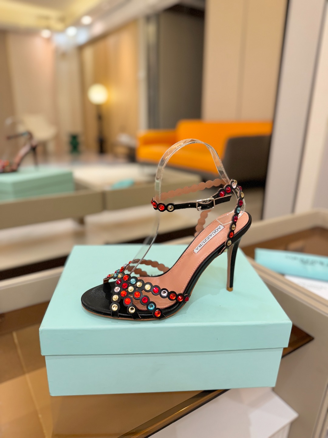 Aquazzura   菠萝   𝐒𝐒  𝐧𝐞𝐰春夏新品高跟凉鞋。满满的钻，超闪 🌸((☀️⥎☀️))🌸