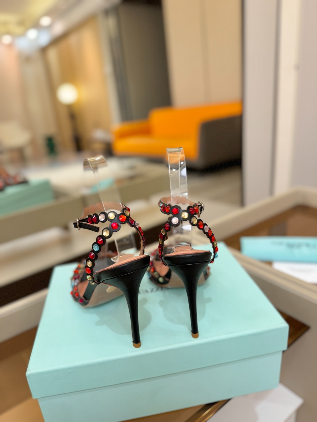 Aquazzura   菠萝   𝐒𝐒  𝐧𝐞𝐰春夏新品高跟凉鞋。满满的钻，超闪 🌸((☀️⥎☀️))🌸