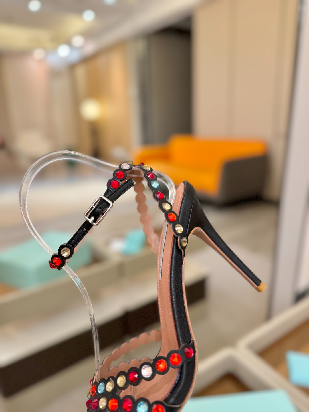 Aquazzura   菠萝   𝐒𝐒  𝐧𝐞𝐰春夏新品高跟凉鞋。满满的钻，超闪 🌸((☀️⥎☀️))🌸
