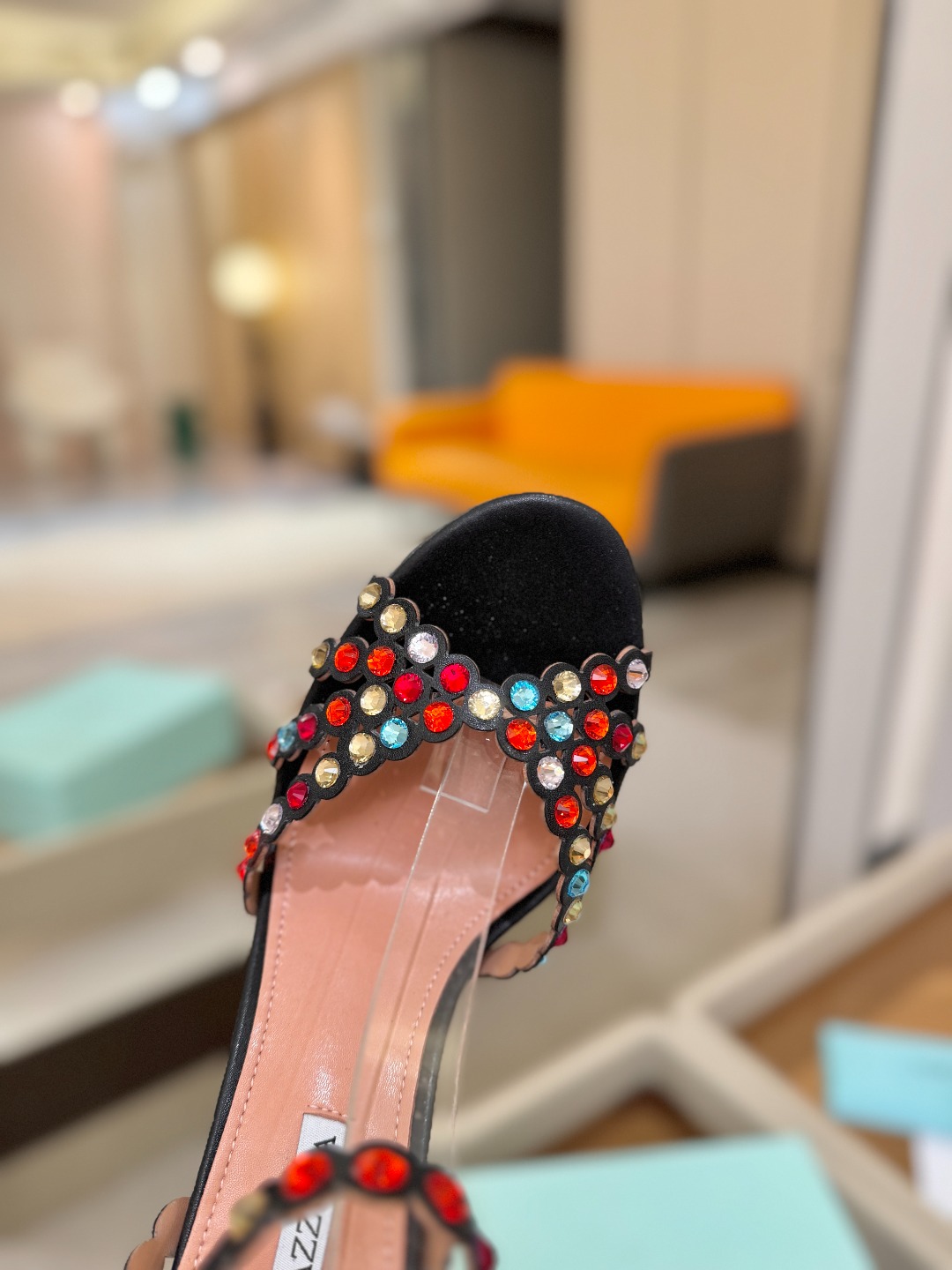 Aquazzura   菠萝   𝐒𝐒  𝐧𝐞𝐰春夏新品高跟凉鞋。满满的钻，超闪 🌸((☀️⥎☀️))🌸