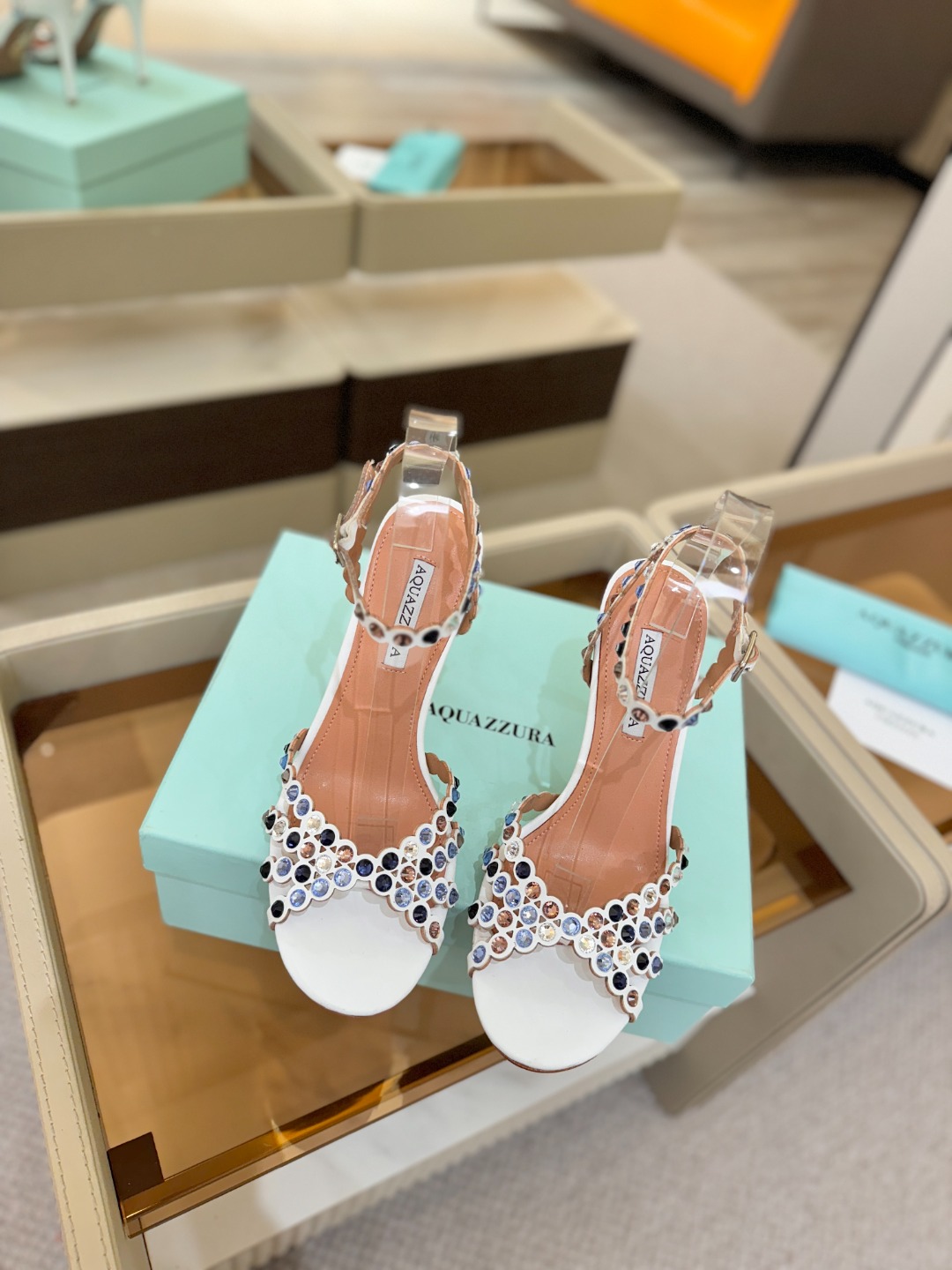 Aquazzura   菠萝   𝐒𝐒  𝐧𝐞𝐰春夏新品高跟凉鞋。满满的钻，超闪 🌸((☀️⥎☀️))🌸