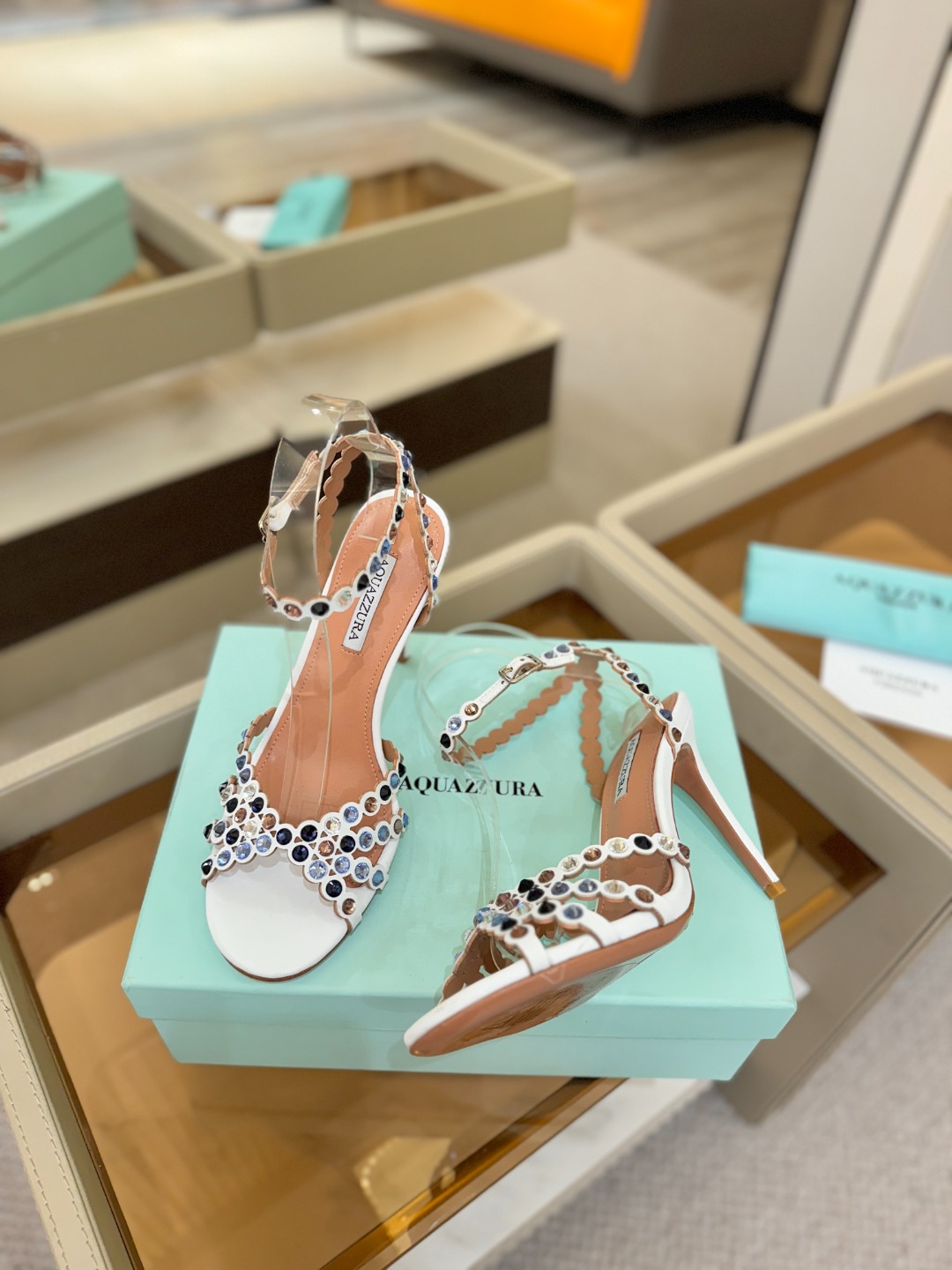Aquazzura   菠萝   𝐒𝐒  𝐧𝐞𝐰春夏新品高跟凉鞋。满满的钻，超闪 🌸((☀️⥎☀️))🌸