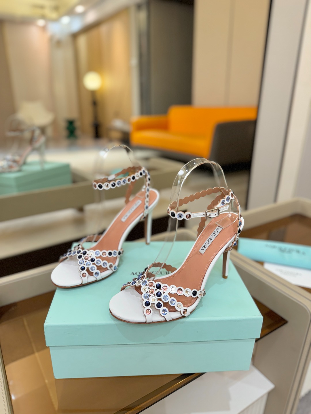 Aquazzura   菠萝   𝐒𝐒  𝐧𝐞𝐰春夏新品高跟凉鞋。满满的钻，超闪 🌸((☀️⥎☀️))🌸