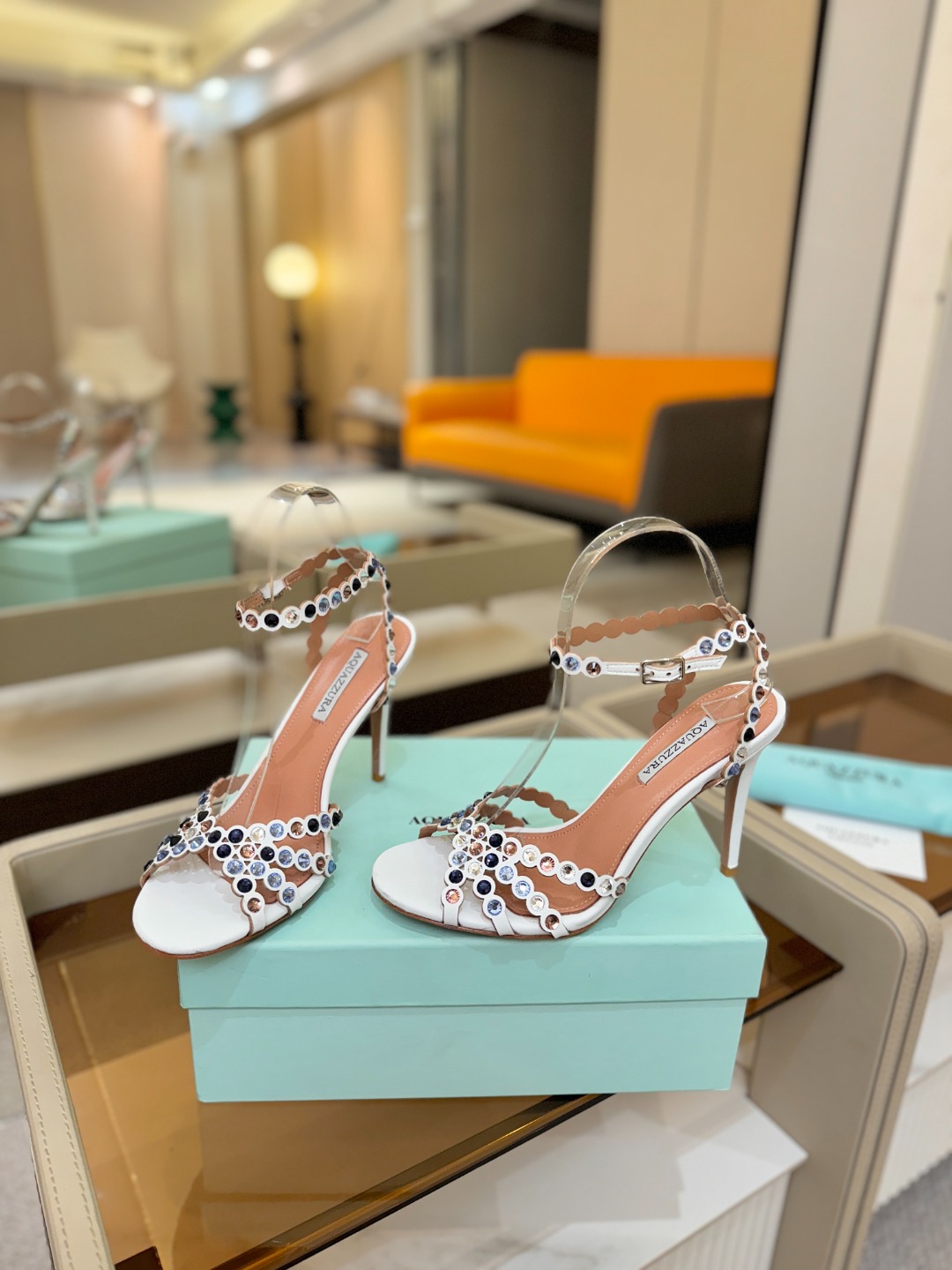 Aquazzura   菠萝   𝐒𝐒  𝐧𝐞𝐰春夏新品高跟凉鞋。满满的钻，超闪 🌸((☀️⥎☀️))🌸