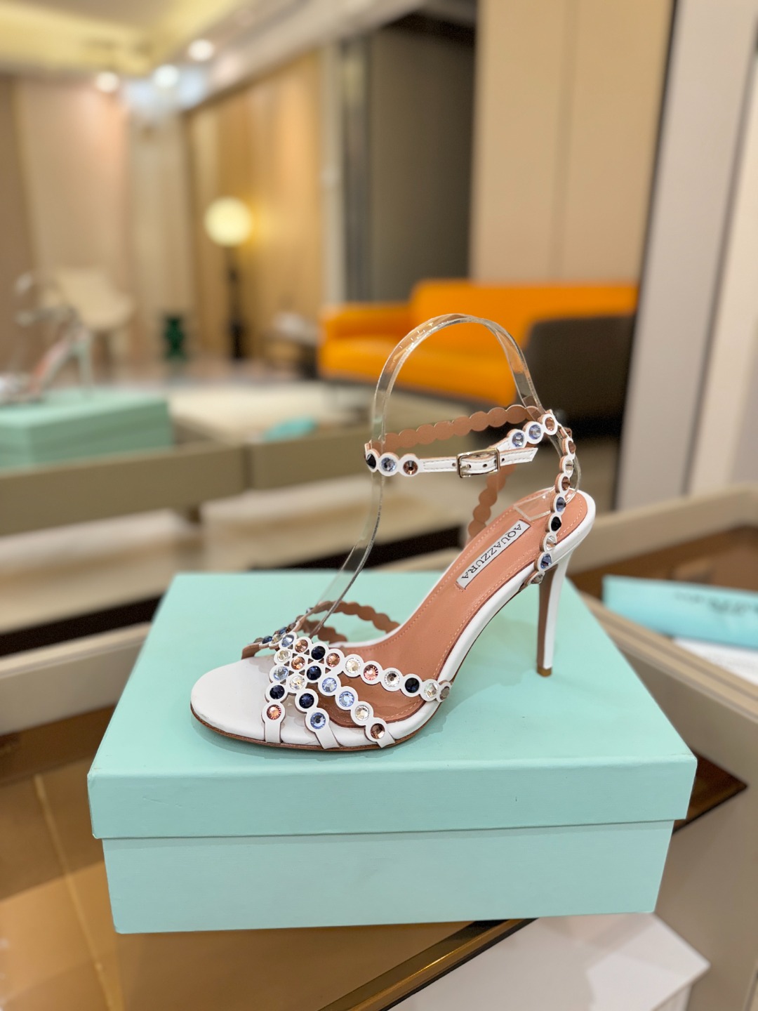 Aquazzura   菠萝   𝐒𝐒  𝐧𝐞𝐰春夏新品高跟凉鞋。满满的钻，超闪 🌸((☀️⥎☀️))🌸
