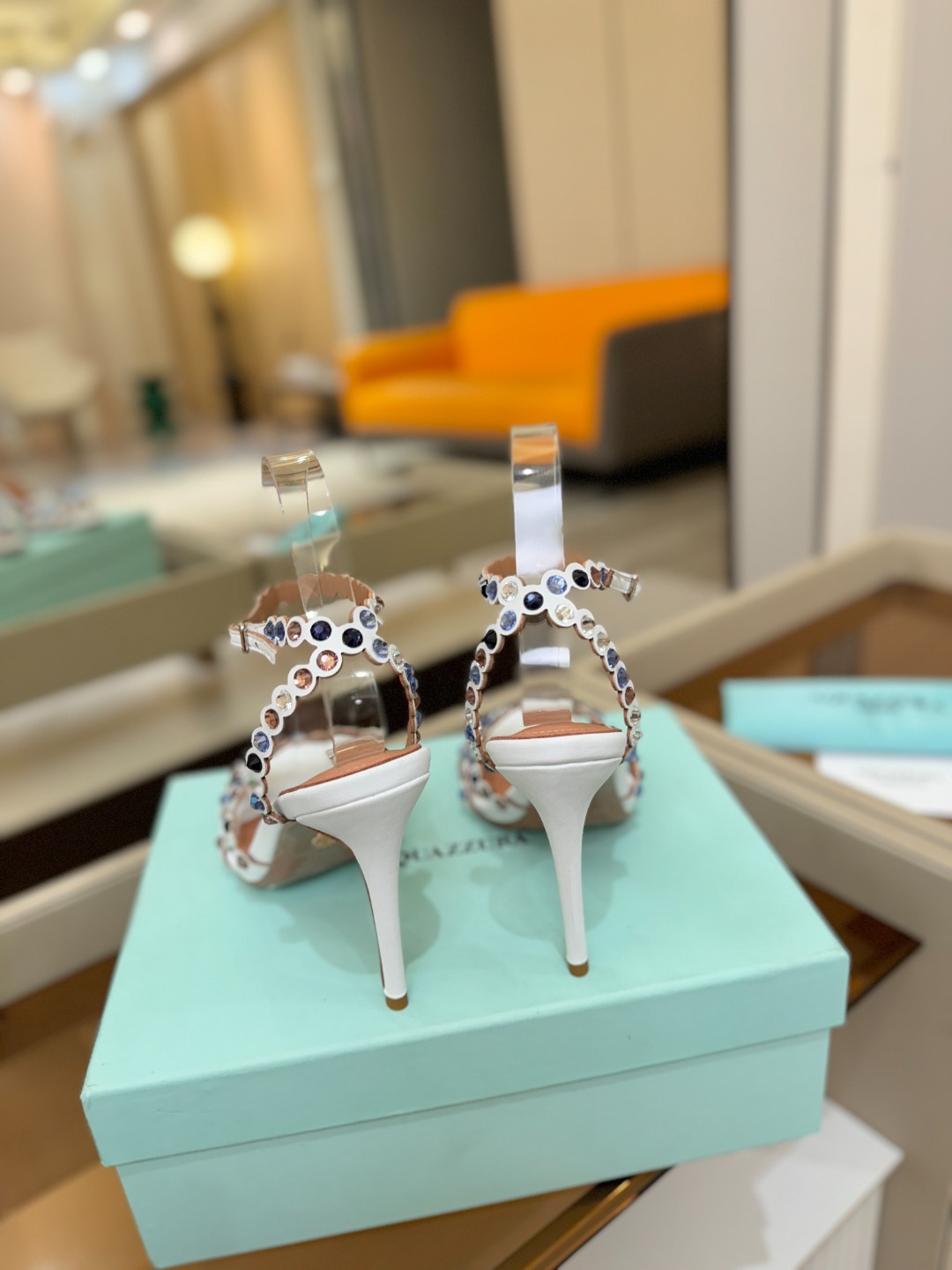Aquazzura   菠萝   𝐒𝐒  𝐧𝐞𝐰春夏新品高跟凉鞋。满满的钻，超闪 🌸((☀️⥎☀️))🌸