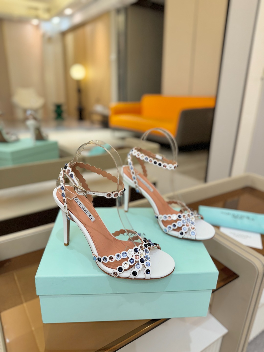 Aquazzura   菠萝   𝐒𝐒  𝐧𝐞𝐰春夏新品高跟凉鞋。满满的钻，超闪 🌸((☀️⥎☀️))🌸