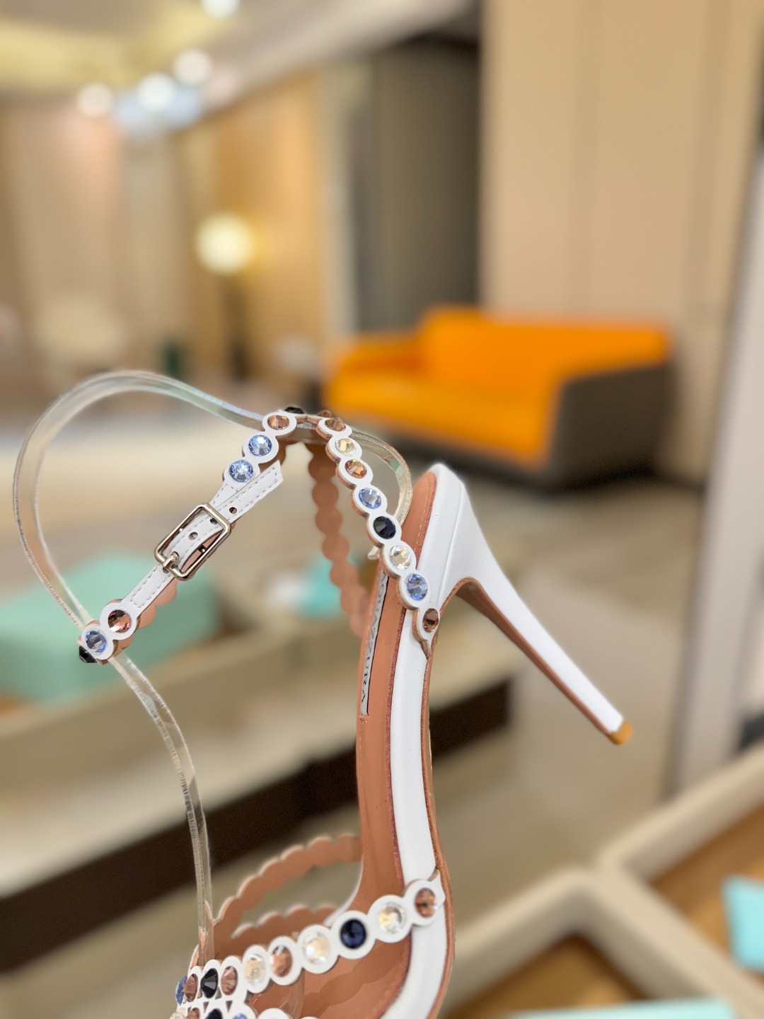 Aquazzura   菠萝   𝐒𝐒  𝐧𝐞𝐰春夏新品高跟凉鞋。满满的钻，超闪 🌸((☀️⥎☀️))🌸