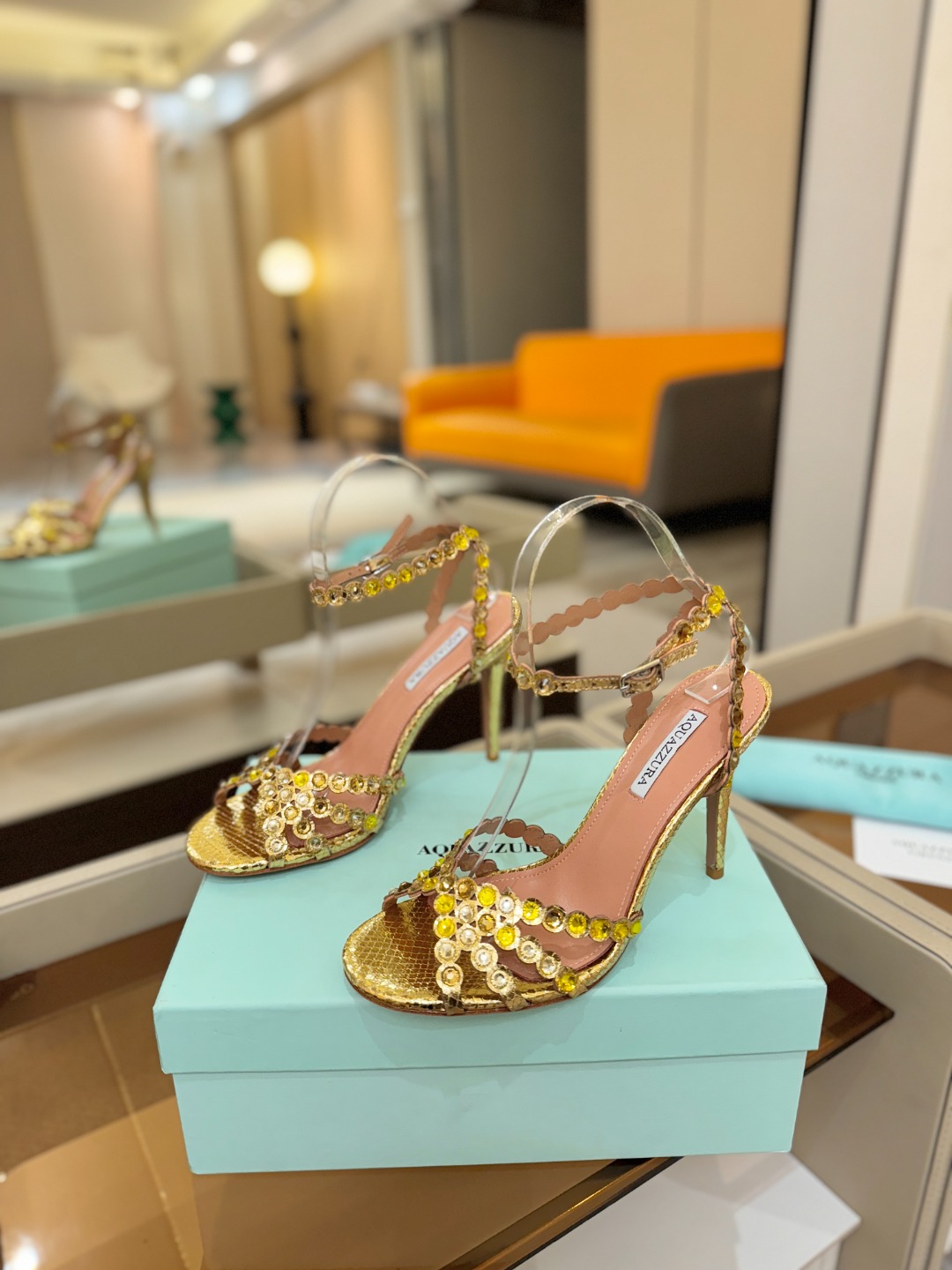 Aquazzura   菠萝   𝐒𝐒  𝐧𝐞𝐰春夏新品高跟凉鞋。满满的钻，超闪 🌸((☀️⥎☀️))🌸
