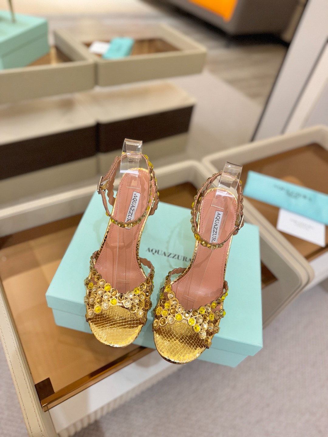 Aquazzura   菠萝   𝐒𝐒  𝐧𝐞𝐰春夏新品高跟凉鞋。满满的钻，超闪 🌸((☀️⥎☀️))🌸