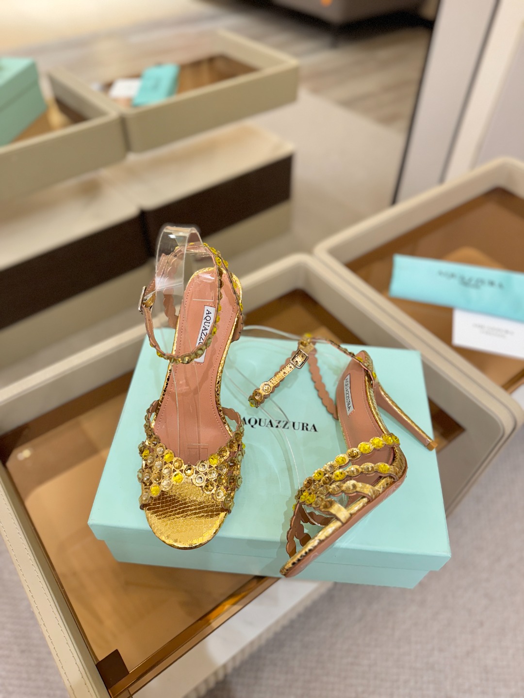 Aquazzura   菠萝   𝐒𝐒  𝐧𝐞𝐰春夏新品高跟凉鞋。满满的钻，超闪 🌸((☀️⥎☀️))🌸