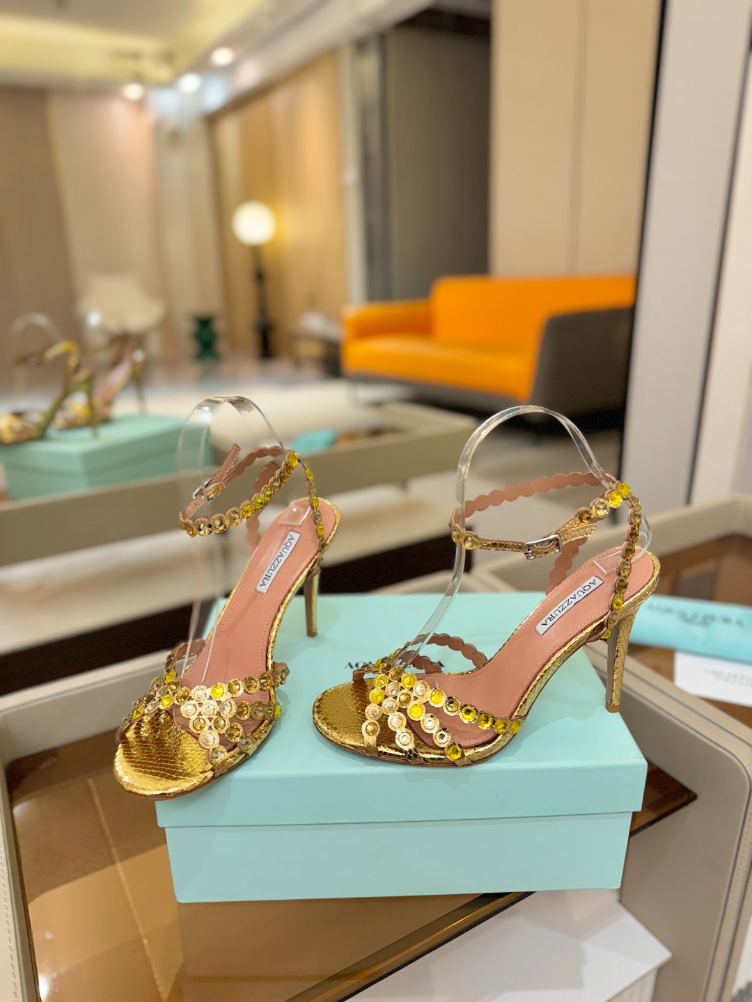 Aquazzura   菠萝   𝐒𝐒  𝐧𝐞𝐰春夏新品高跟凉鞋。满满的钻，超闪 🌸((☀️⥎☀️))🌸