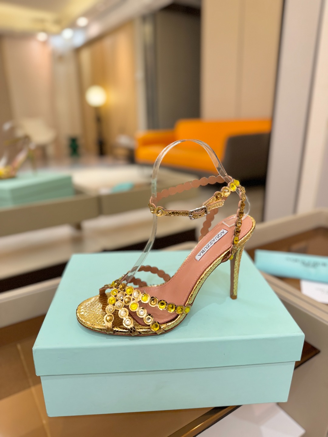 Aquazzura   菠萝   𝐒𝐒  𝐧𝐞𝐰春夏新品高跟凉鞋。满满的钻，超闪 🌸((☀️⥎☀️))🌸